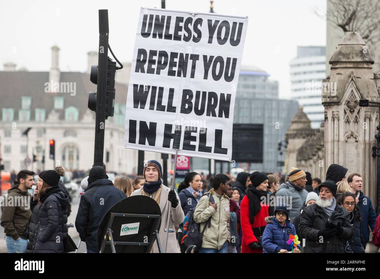 London, Großbritannien. Januar 2020. Ein Mann hält ein Schild mit dem Text "Es Sei Denn, Sie bereuen Sie werden in der Hölle verbrennen" an einer Ecke des Parlamentsplatzes. Gutschrift: Stockfoto