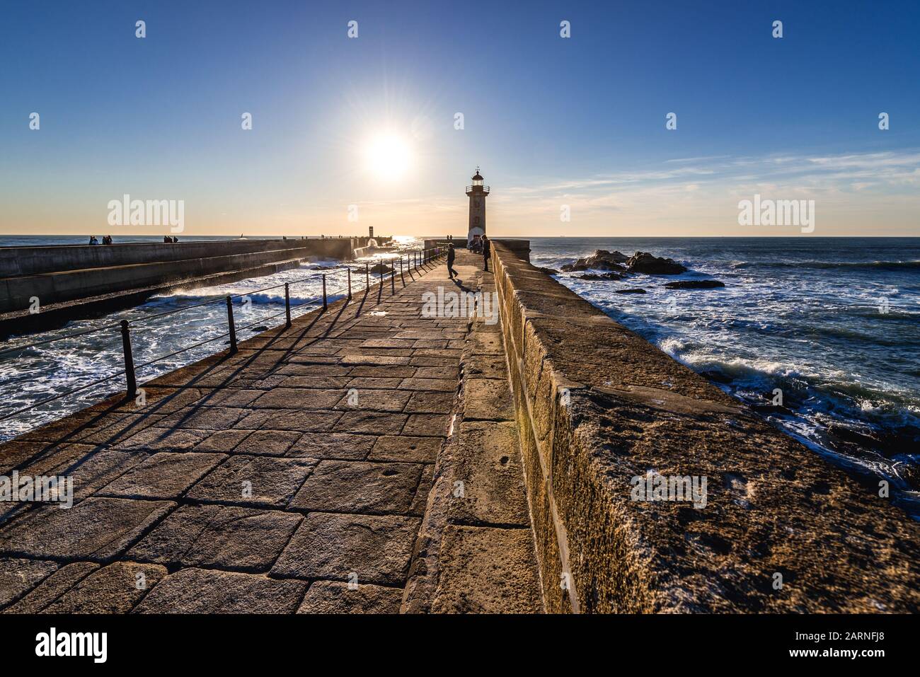 Wellenbrecher mit dem Leuchtturm Felgueiras (Farol de Felgueiras) an einem Wellenbrecher des Bezirks Foz do Douro der Stadt Porto, Portugal Stockfoto