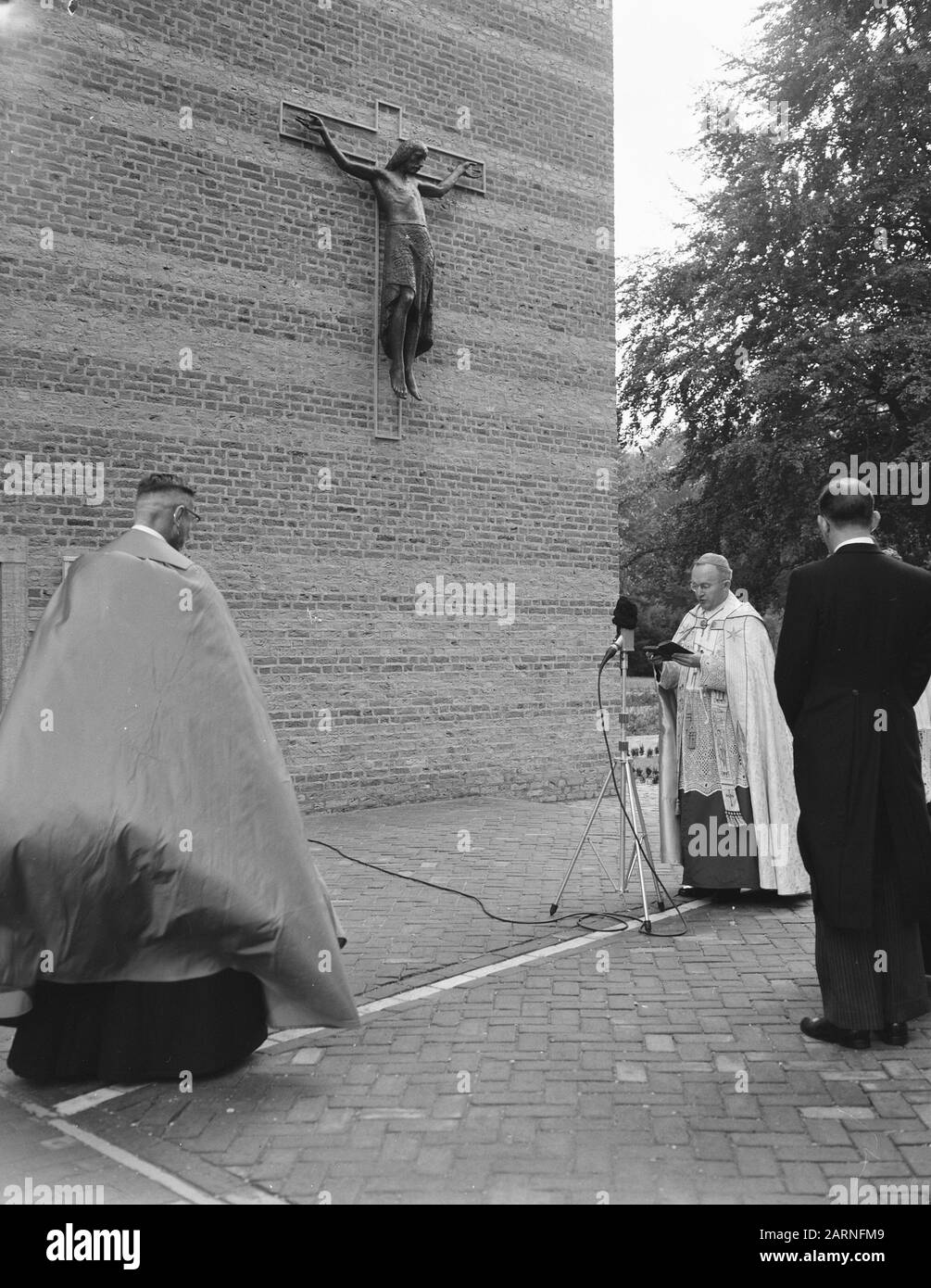 Inbetriebnahme Radboudziekenhuis Nijmegen. Mitarbeiter der Enthüllungskrone - Kruzifix mgr. Alfrink Datum: 29. september 1956 Ort: Nijmegen Schlüsselwörter: Inbetriebnahme, Enthüllungen persönlicher Name: Alfrink, B.J.J. Name der Einrichtung: Sint Radboud Hospital Stockfoto