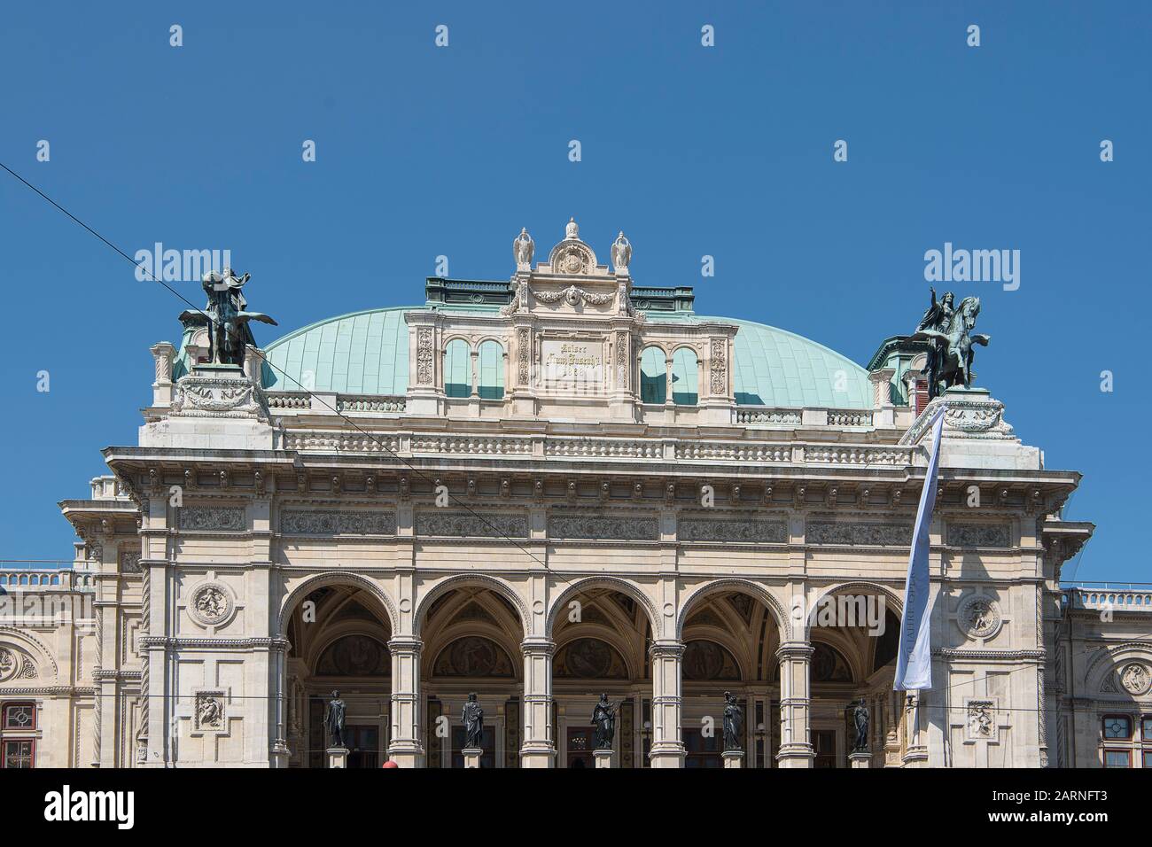 Wien, Österreich - 4. Juni 2019; Dach der Wiener Staatoper, eines der führenden Opernhäuser Europas am blauen Himmel, ein berühmtes Wahrzeichen im Zentrum Stockfoto