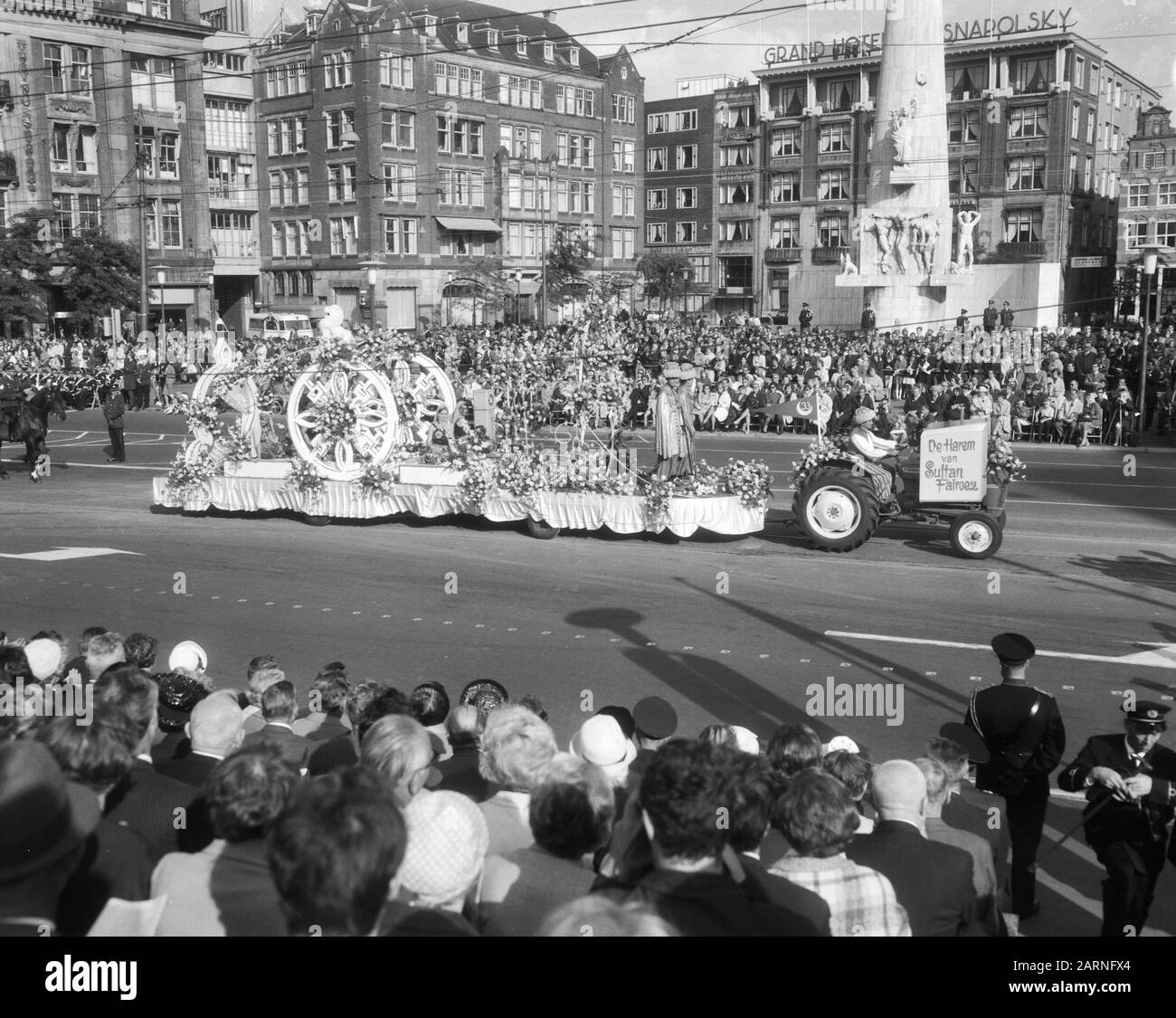 Flower Corso van Aalsmeer in Amsterdam EINE Floskel in der Nähe des Damplatzes in Amsterdam mit im Hintergrund dem nationalen Denkmal Datum: 3. September 1966 Standort: Amsterdam, Noord-Holland Schlagwörter: Blumenkorso's, Denkmäler, schwimmt Stockfoto