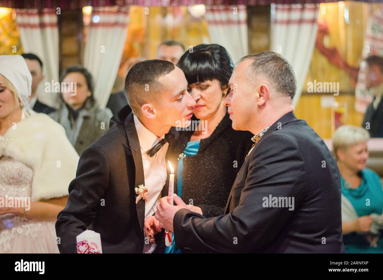 Braut und Bräutigam am Hochzeitstag zu Fuß im Freien auf Frühling Natur. Brautpaar, gerne frisch verheiratete Frau und Mann umarmen im Green Park. Liebe Hochzeit Stockfoto