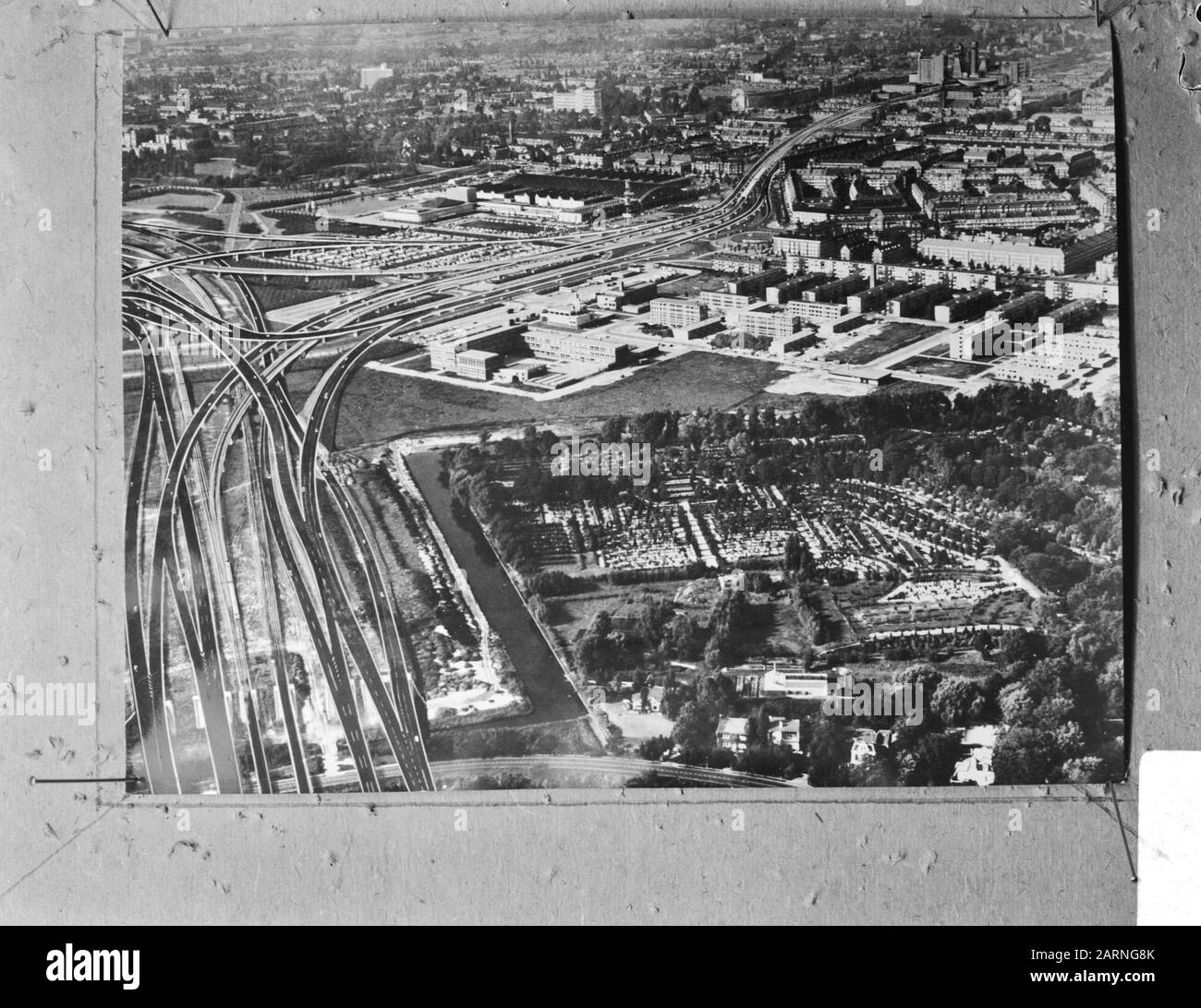 Die Stadt Amsterdam hat eine Pressekonferenz zum Plan Jokinen, dem Zuid Cityweg von PROF, abgehalten. Jokinen Datum: 12. Dezember 1967 Ort: Amsterdam, Noord-Holland Schlüsselwörter: Pläne, Gemeinderäte usw. Pressekonferenzen persönlicher Name: CITYWAG, PROF. Jokinen Stockfoto