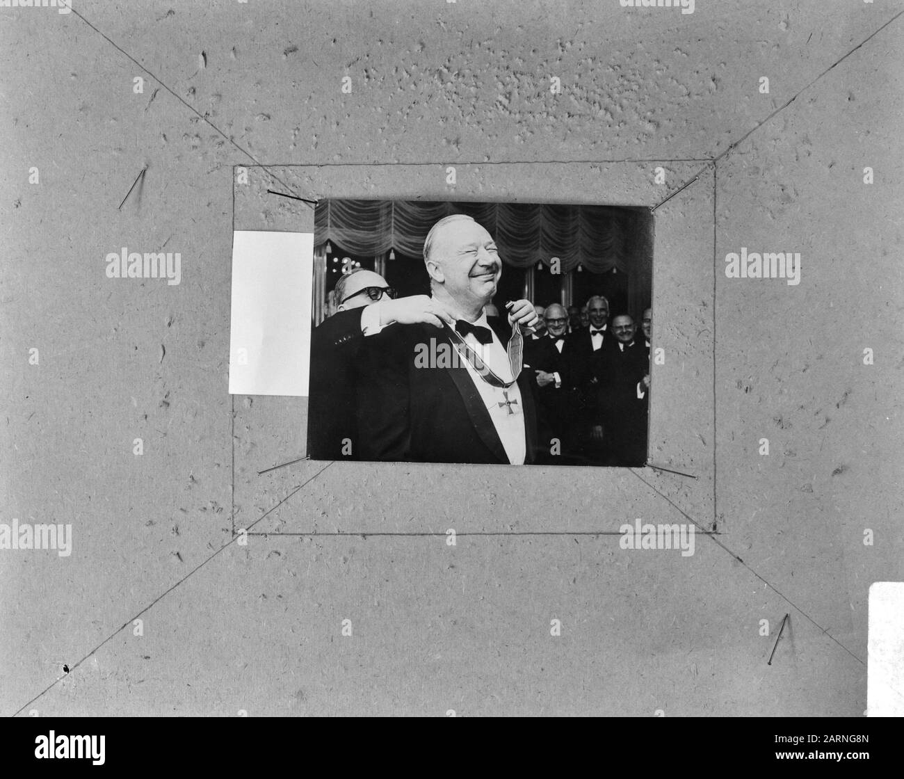 World Press Photo in den Haag, erste Preismerkmale, des deutschen Fotografen Georg Dunker Anmerkung: Repronegatief. Professor Emil-Frey, Präsident des Versicherungsvereins, erhält das Komturenkreuz des Verdienstordens der Bundesrepublik Deutschland. Datum: 15.Dezember 1967 Ort: Den Haag, Zuid-Holland Schlüsselwörter: Fotografen, Fotografie, Preise Personenname: Dunker, Georg Institution Name: World Press Photo Stockfoto