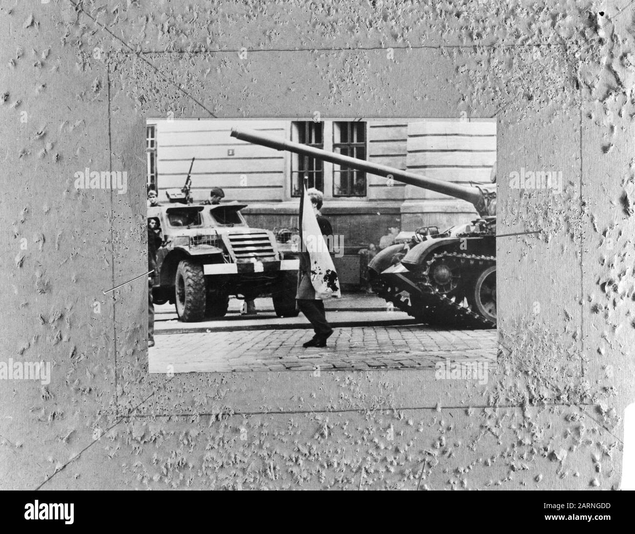 Einmarsch der sowjetischen Truppen in die Tschechoslowakei ENTLANG eines russischen Panzers in Prag wird EINE blutgetränkte tschechoslowakische Flagge getragen Datum: 26. August 1968 Ort: Prag, Tschechien, Tschechoslowakei Schlagwörter: Besatzung, gepanzerte Fahrzeuge, Panzer, Flaggen Stockfoto