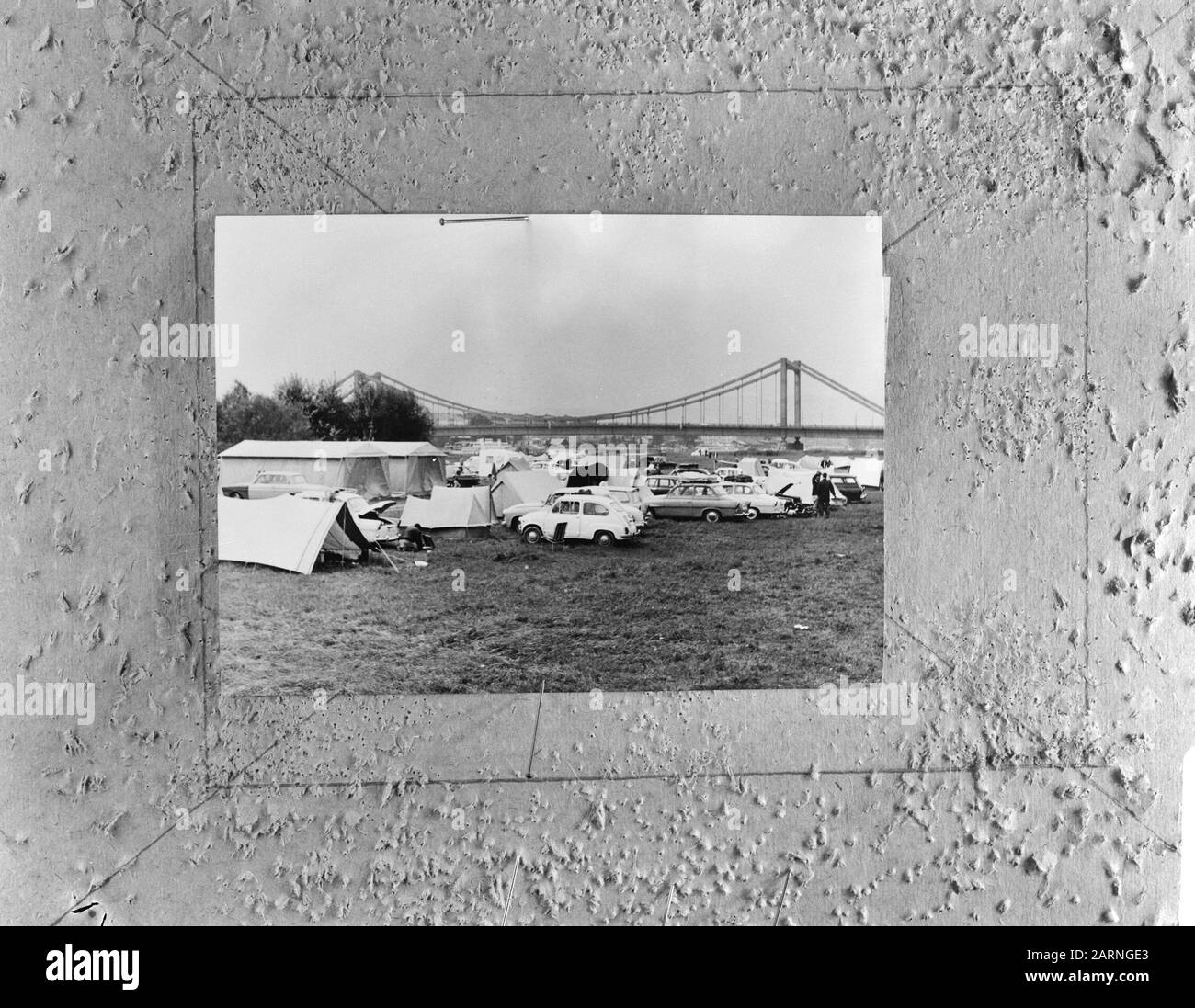 Invasion der sowjetischen Truppen in der Tschechoslowakei EIN Flüchtlingslager für Tschechen in der Nähe der Wiener Reichbrücke (Österreich) Anmerkung: Repronegativdatum: 26. August 1968 Standort: Österreich Schlagwörter: Brücken, Lager, Flüchtlinge Stockfoto