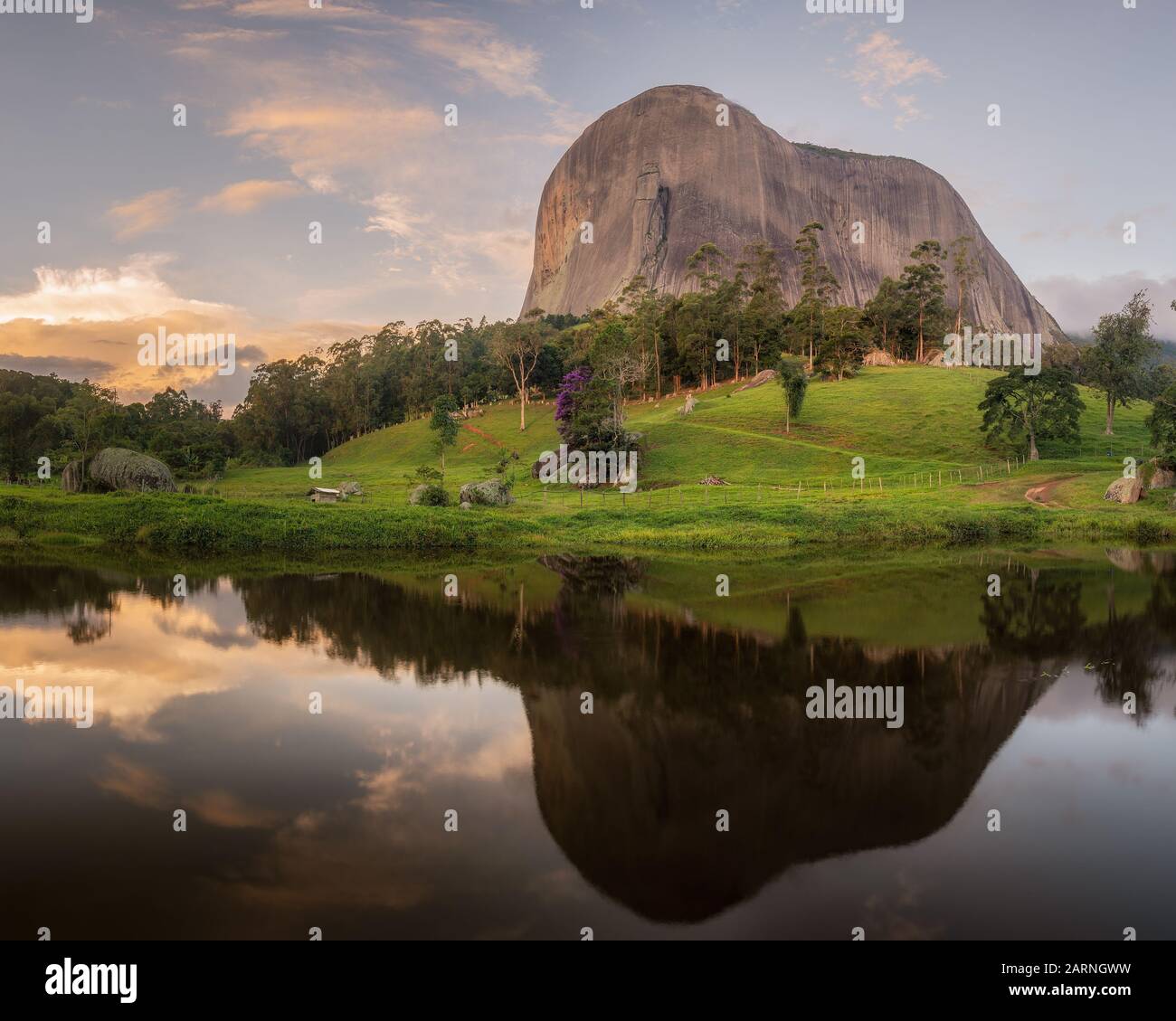 Pedra Azul spiegelte sich in einem schönen Sonnenuntergang auf einem See wider. Domingos Martins, Bundesstaat Espirito Santo, Brasilien. Stockfoto