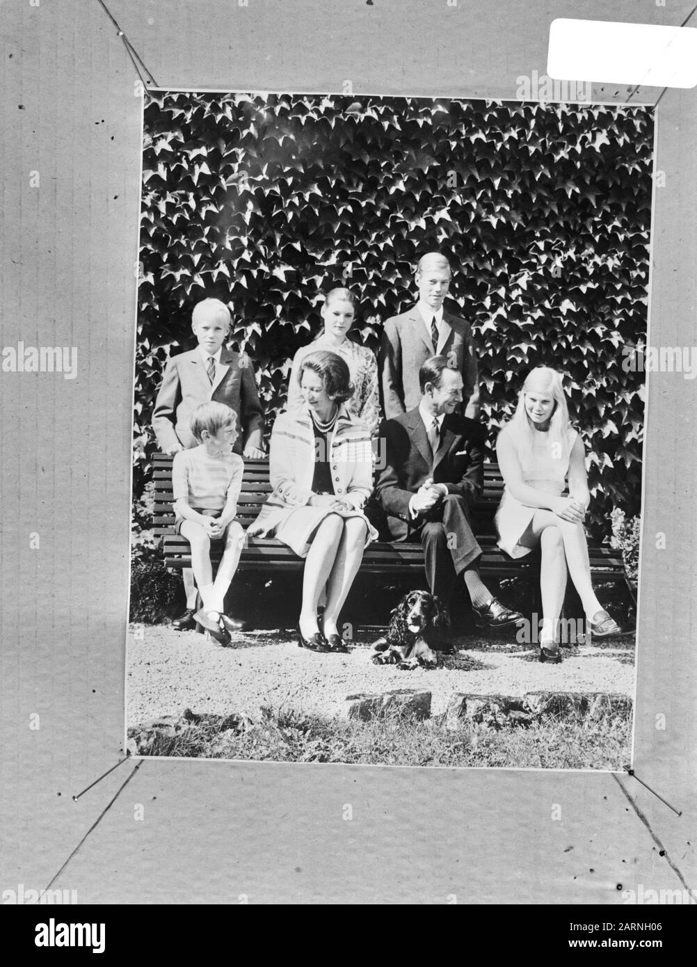 Großherzliches Paar Luxemburg mit Kindern, sitzend von links Prinz Guillaume, Josephine Charlotte von Belgien, Jean, Prinzessin Marie Astrid, stehend von Prinz Jean, Prinzessin Margaret, Prinz Prinz Henri Datum: 1. Juli 1971 Ort: Luxemburg Schlagwörter: Familien persönlicher Name: Jean, Prinz von Luxemburg, Margaretha, Prinzessin von Schweden Stockfoto