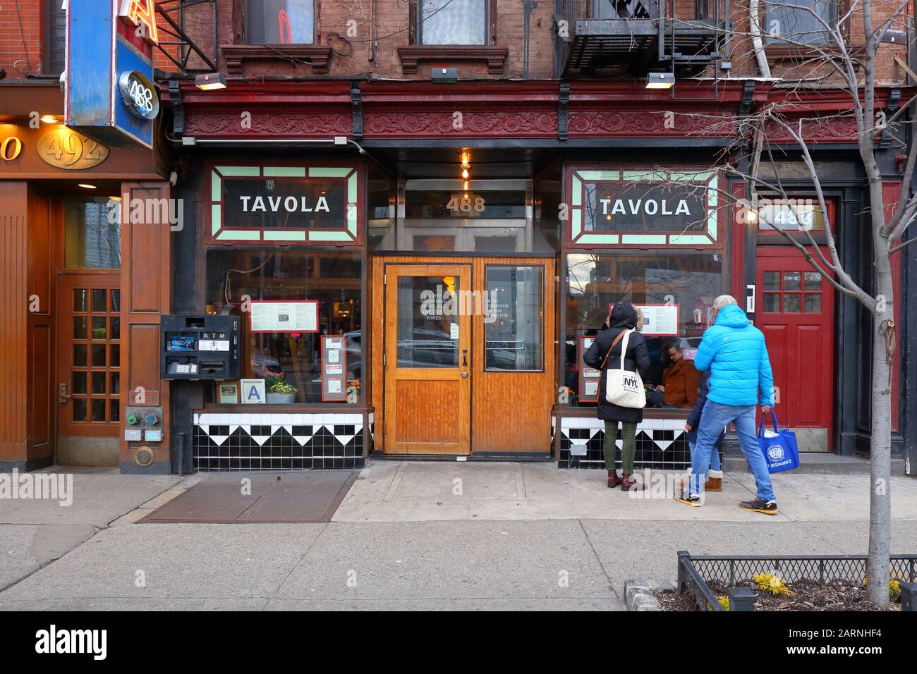 Tavola, 488 9. Avenue, New York, NYC Schaufensterfoto eines italienischen Restaurants im Viertel Hell's Kitchen in Manhattan. Stockfoto