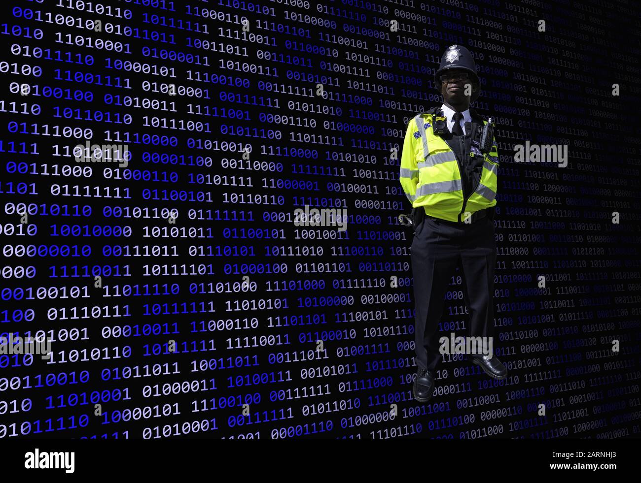 Britischer Polizeibeamter, der binäre Computerdaten schützt, um ein Konzept der Cyberkriminalität, der Computersicherheit oder des digitalen Datendiebstahls zu illustrieren. Copyspace. Stockfoto