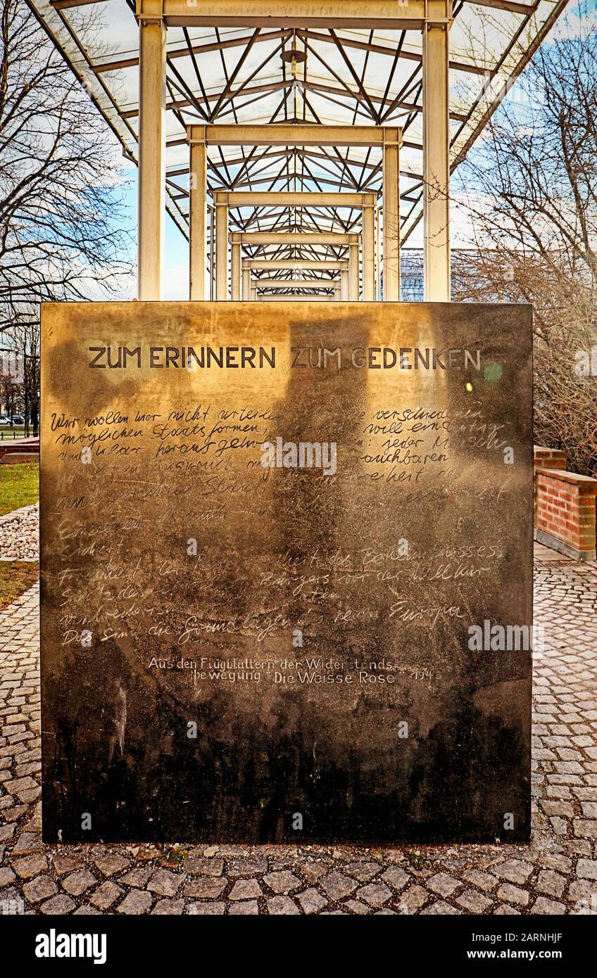 München, Deutschland - 14. JANUAR 2020 Denkmal für die Weiße Rosen-Bewegung im Hofgarten in München vor der Bayerischen Staatskanzlei Stockfoto