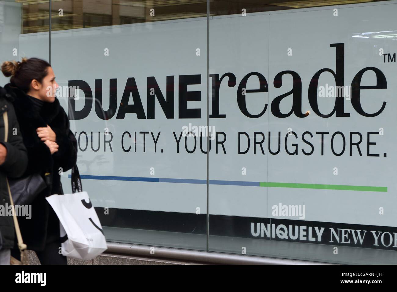 Eine Person spaziert durch eine Drogerie-Apotheke in Duane Reade in Midtown Manhattan, New York, NY Stockfoto