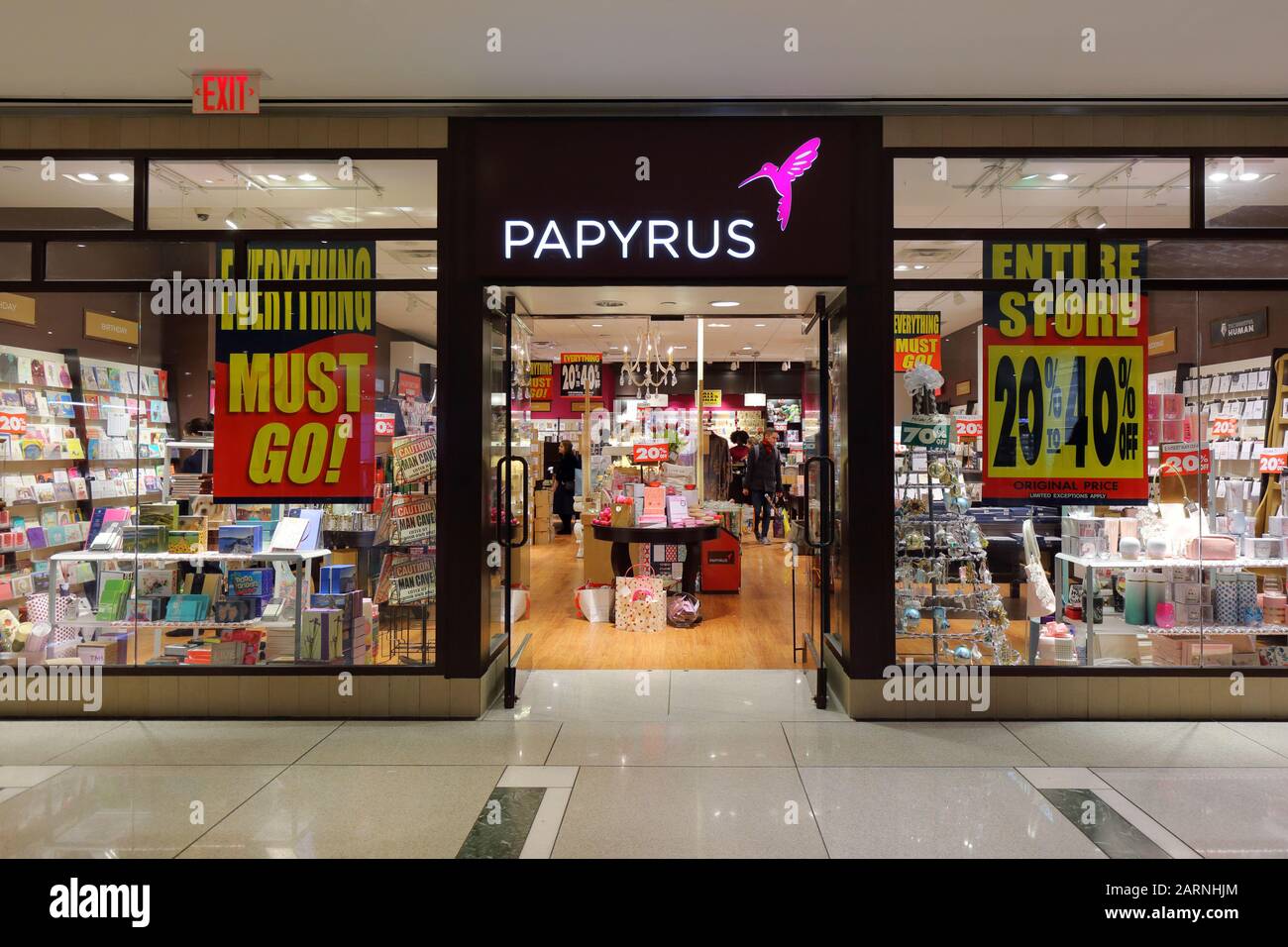 Ein Papyrus Store im Time Warner Center Einkaufszentrum mit Verkaufszeichen, wenn es beginnt, Lagerbestände zu verflüssigen, New York, NY (27. Januar 2020) Stockfoto