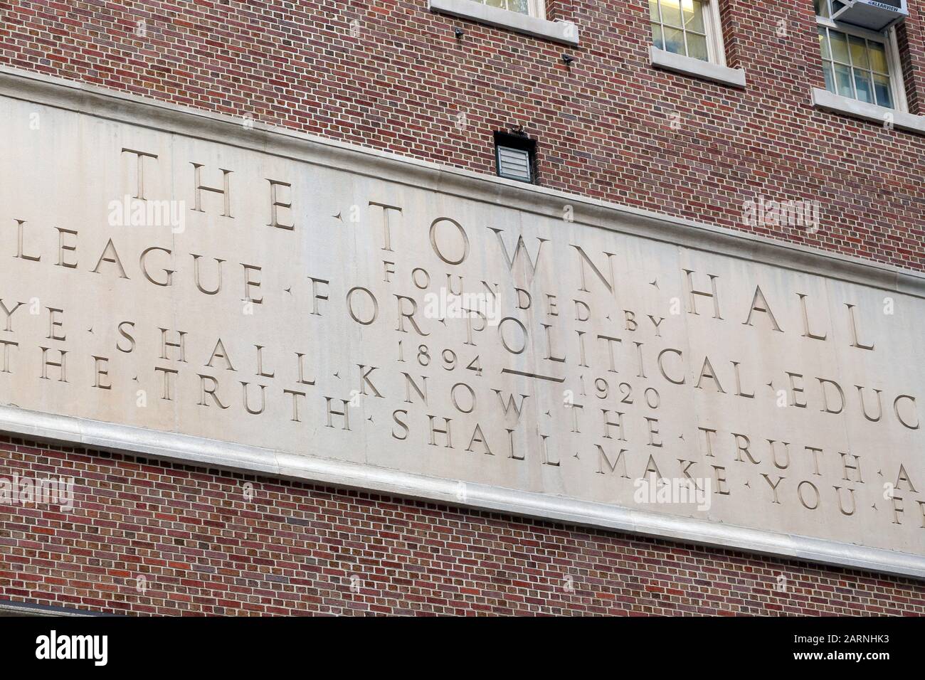 Das Rathaus, 123 W 43rd St, New York, New York, äußere Aufschrift auf der Vorderseite des Gebäudes Stockfoto