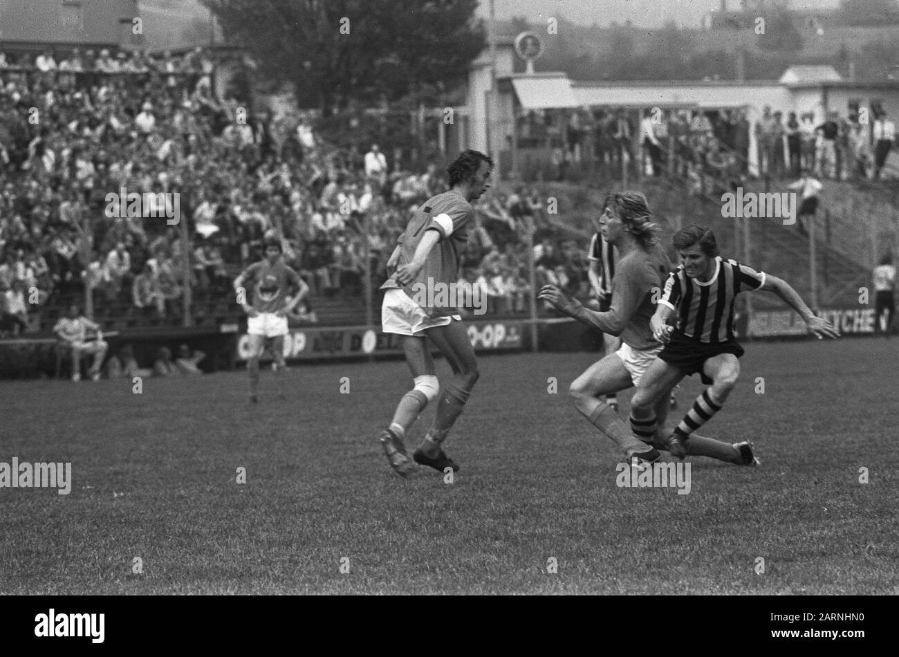 Vitesse versus Volendam 2-1, Game Moments Annotation: Bennie Hofs (Vitesse) Datum: 19. Mai 1974 Ort: Arnhem Schlagwörter: Sport, Name der Fußballeinrichtung: Vitesse Stockfoto