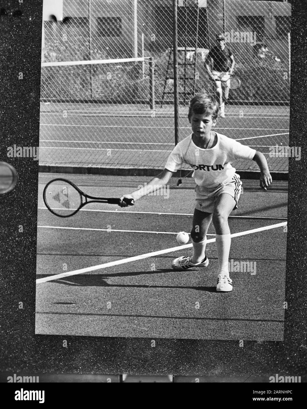 Spanischer Crown Prince Felipe Tennisspieler beim Kindersportfest auf Mallorca Datum: 14. Juli 1977 Ort: Spanien Schlagwörter: Krone, Tennis Stockfoto