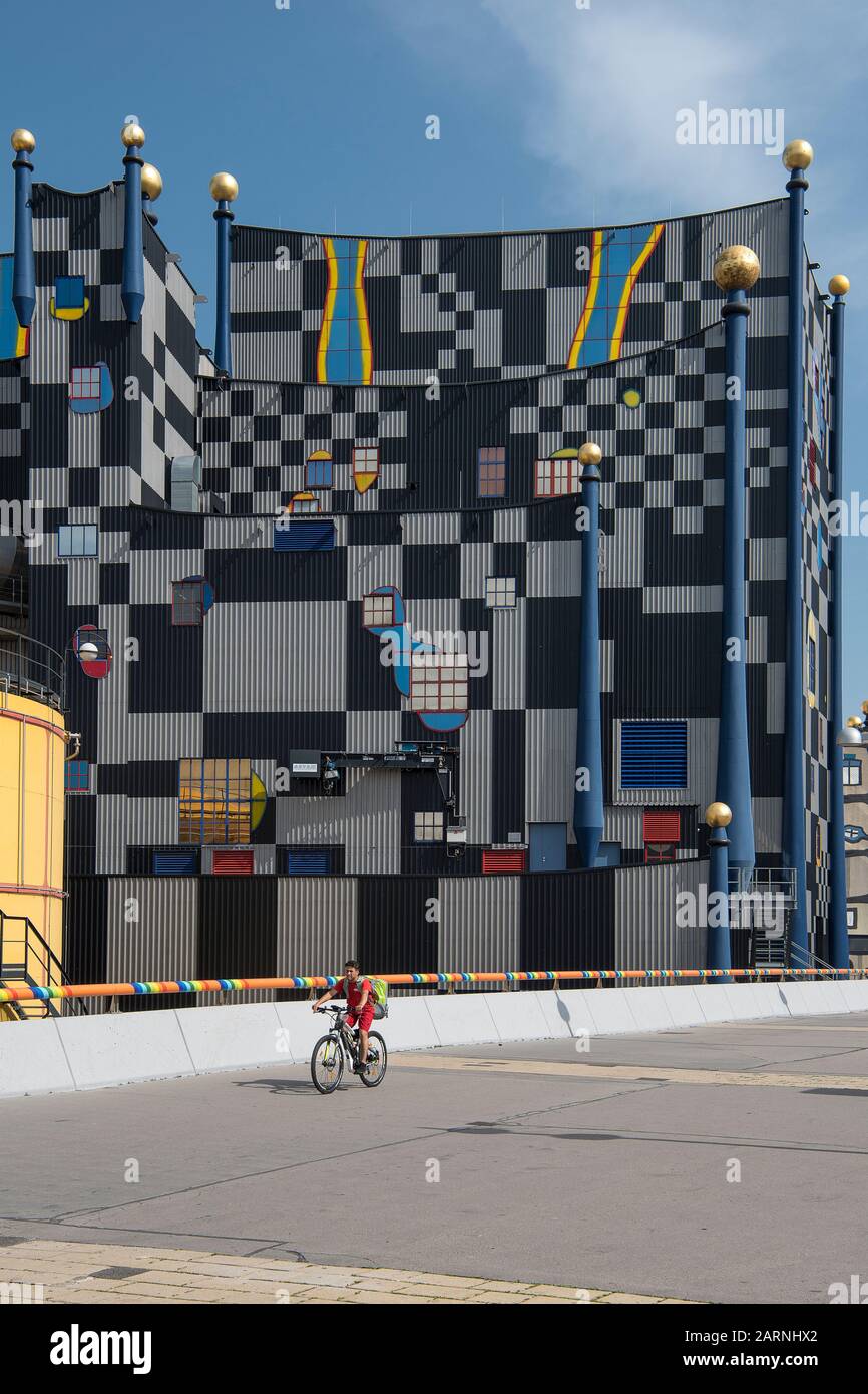 Wien, Österreich - 10. Juni 2019; Spittelau eine Müllverbrennungsanlage, die von dem Maler und Architekten Friedensreich Hundertwasser entworfen wurde Stockfoto