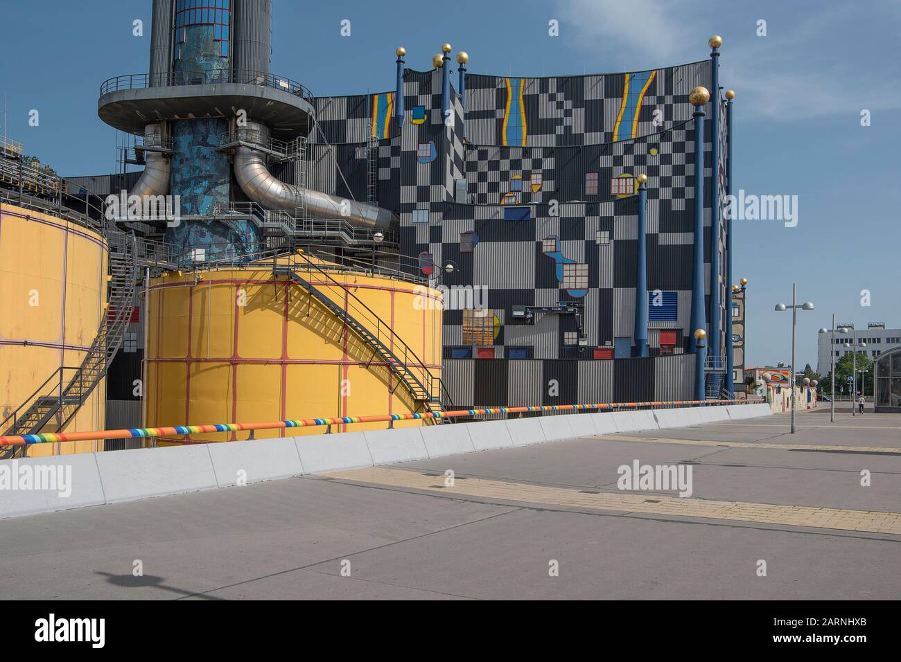 Wien, Österreich - 10. Juni 2019; Spittelau eine Müllverbrennungsanlage, die von dem Maler und Architekten Friedensreich Hundertwasser entworfen wurde Stockfoto