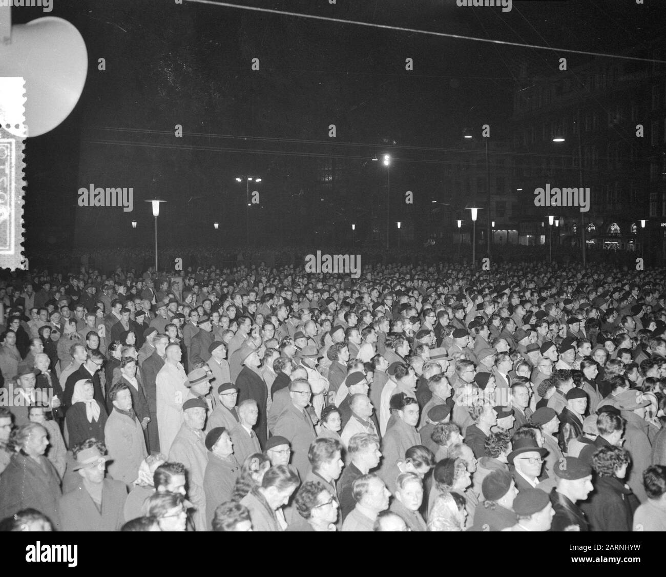 Gedenkabend auf dem Dam Platz in Amsterdam, a.v. Ungarischer Aufstand Datum: 5. November 1956 Ort: Amsterdam, Ungarn Stichwörter: Demonstrationen, Gedenkfeiern, Öffentlichkeit Stockfoto