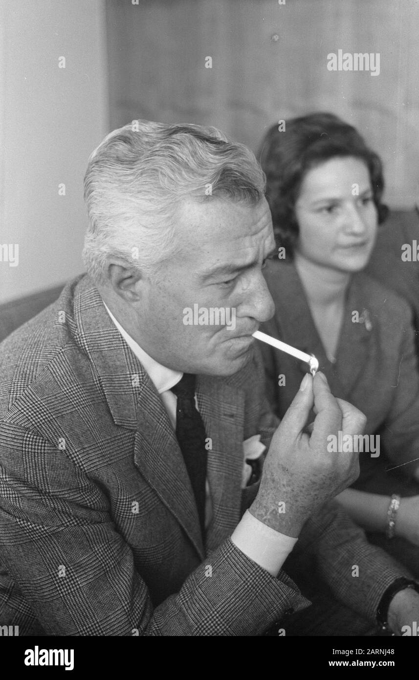 Vittorio de Sica in Schiphol (London-Rom) kauft Souvenirs Datum: 22. März 1962 Standort: Noord-Holland, Schiphol Schlüsselwörter: SAFENIRS Stockfoto