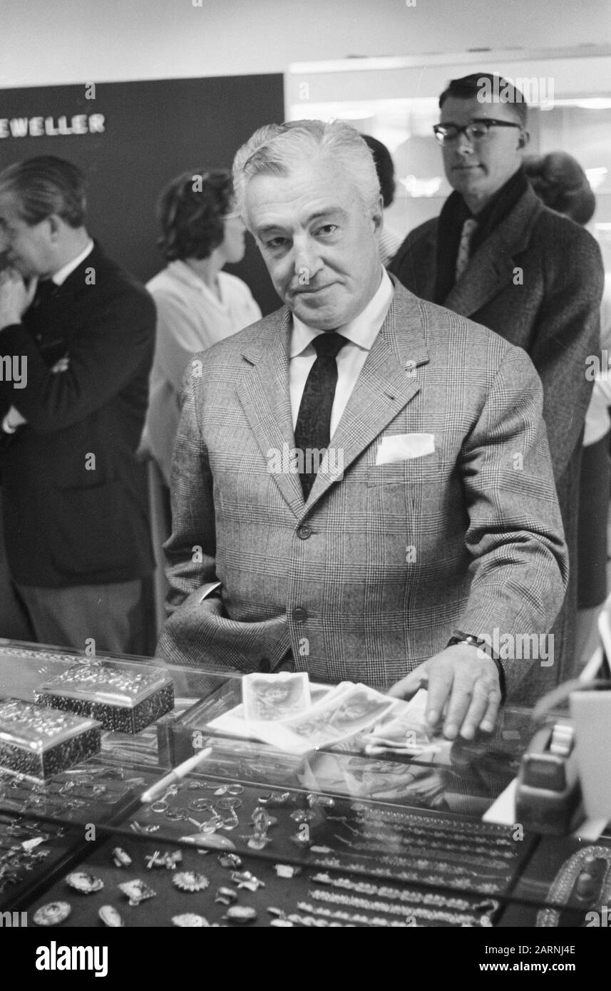 Vittorio de Sica in Schiphol (London-Rom) kauft Souvenirs Datum: 22. März 1962 Standort: Noord-Holland, Schiphol Schlüsselwörter: SAFENIRS Stockfoto
