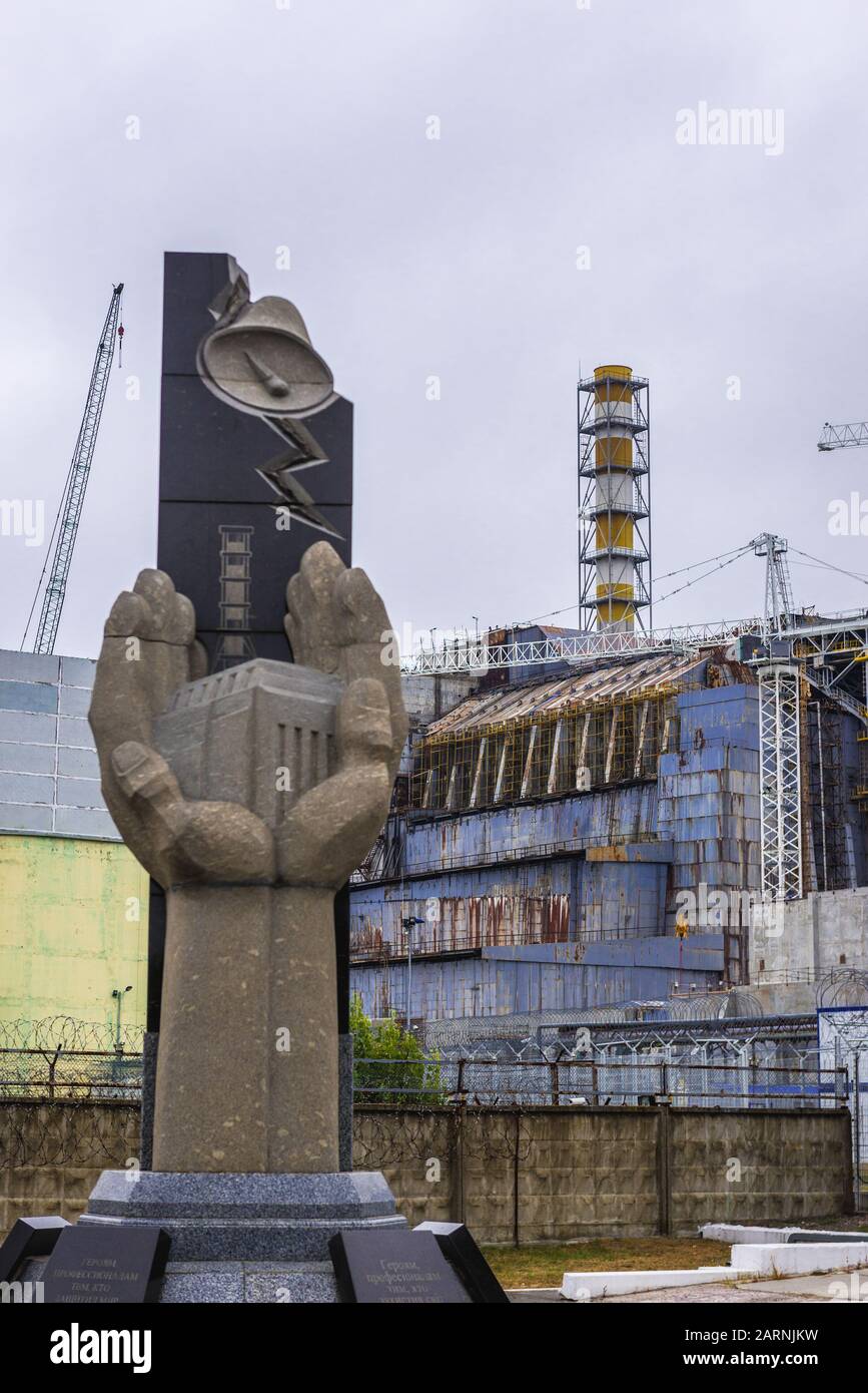 Denkmal für die Opfer von Tschernobyl und Reaktor Nummer 4 alte Sarkophag des Kernkraftwerks Tschernobyl in der Zone der Entfremdung, Ukraine Stockfoto