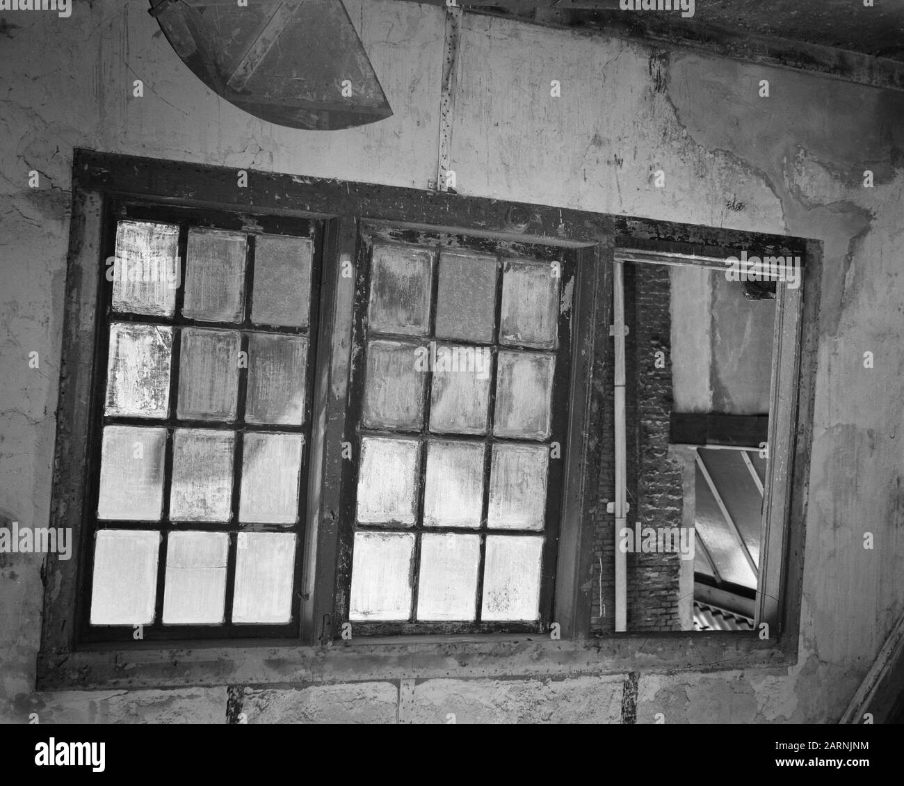 Geheimfenster im Geheim-Anhang von Anne Frank Datum: 25. März 1957 Ort: Amsterdam, Noord-Holland Schlüsselwörter: Innenräume, Fenster Stockfoto