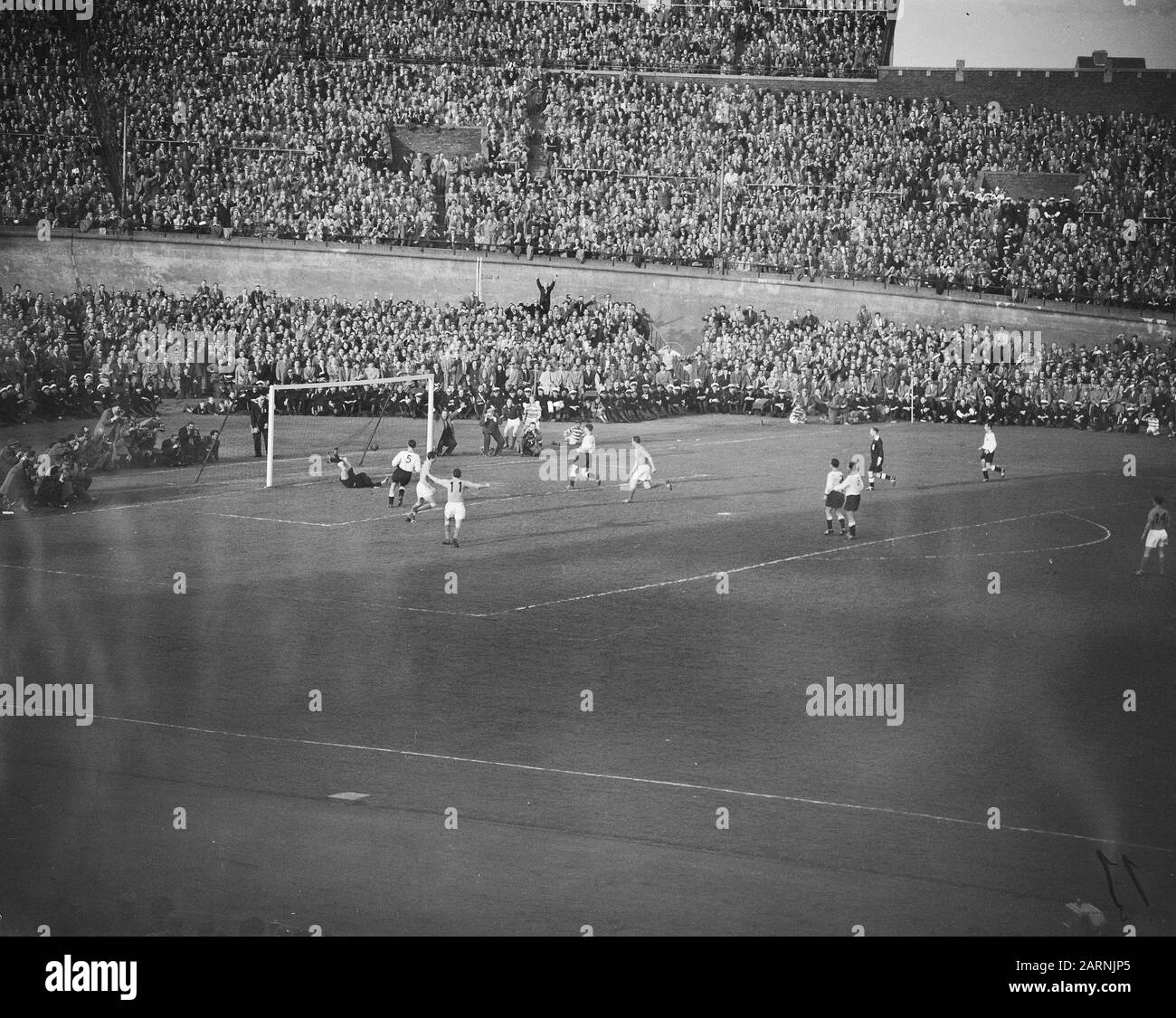Fußball Niederlande gegen Deutschland im Olympiastadion Amsterdam. Niederländisches Tor Faas Wilkes Datum: 3. april 1957 Ort: Amsterdam, Noord-Holland Schlagwörter: Tore, Sport, Fußball Personenname: Wilkes, Servaas Institution Name: Olympisches Stadion Stockfoto