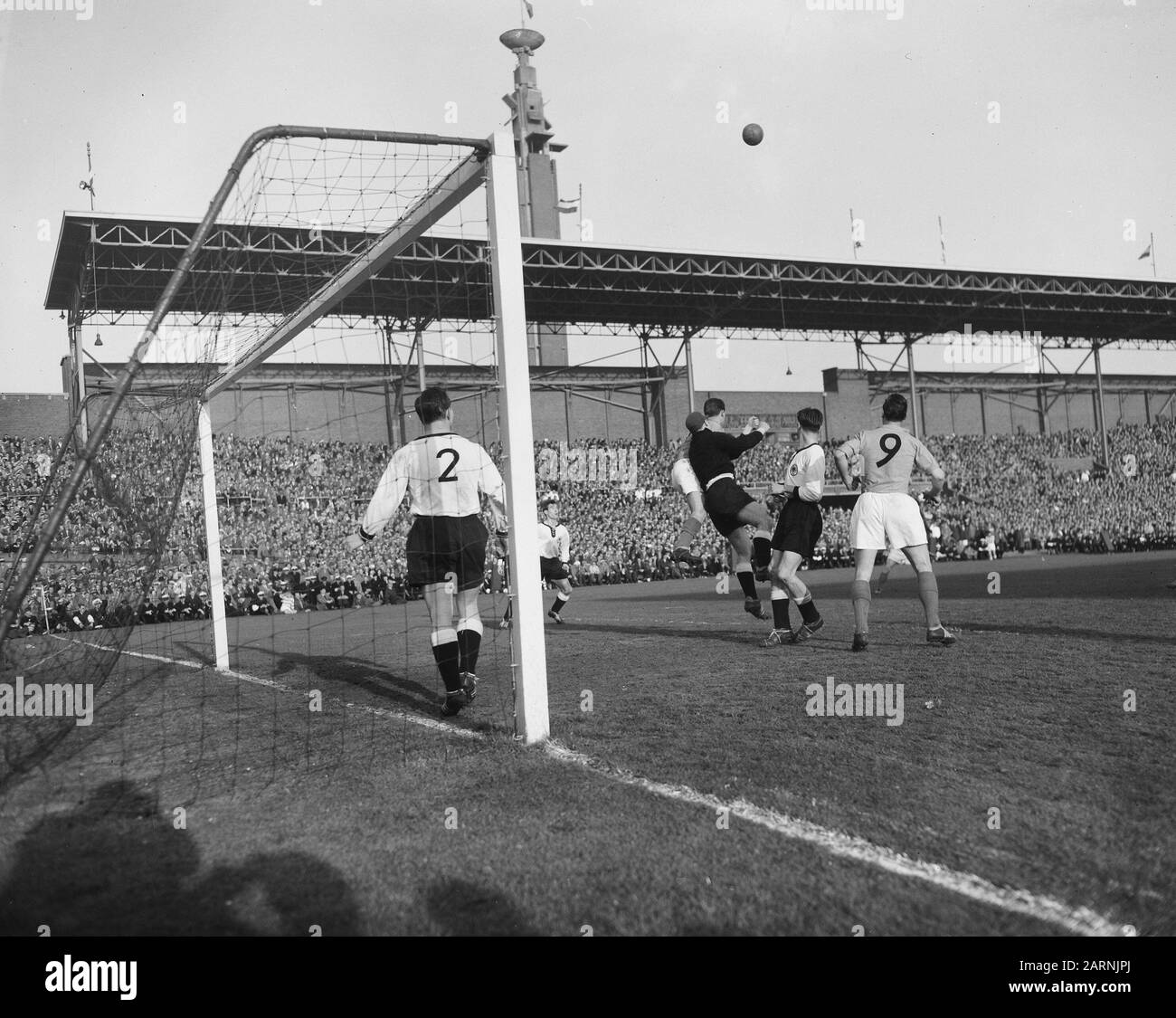 Fußball Niederlande gegen Deutschland im Olympiastadion Amsterdam. Am Zielort der Germande: 3. april 1957 Ort: Amsterdam, Noord-Holland Schlagwörter: Sport, Name der Fußballeinrichtung: Olympiastadion Stockfoto