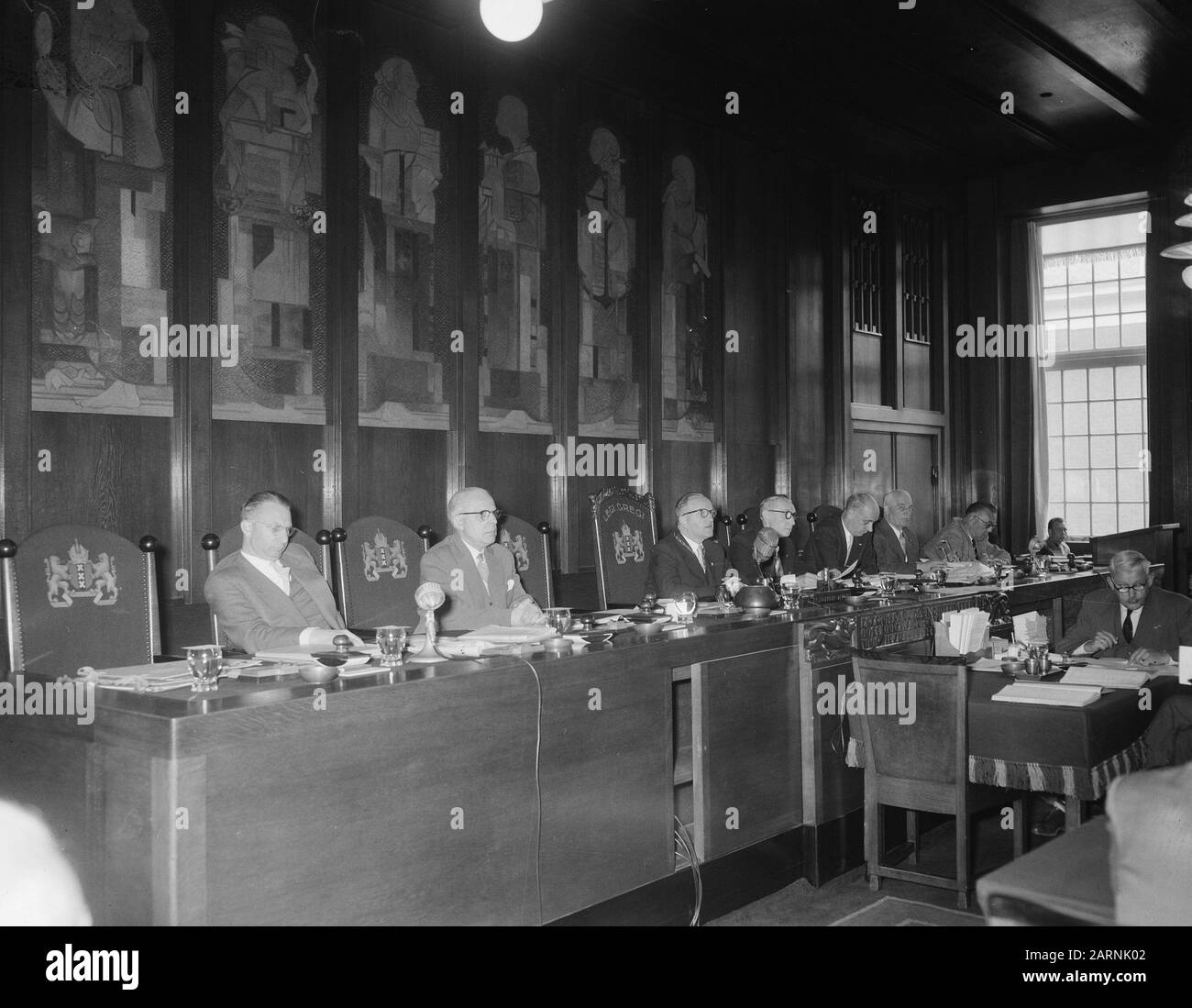 Stadtrat von Amsterdam Regierungstabelle IJ-Tunneldebatte Datum: 29. Mai 1957 Ort: Amsterdam, Noord-Holland Schlüsselwörter: Vorstandstabellen, Gemeinderäte Stockfoto
