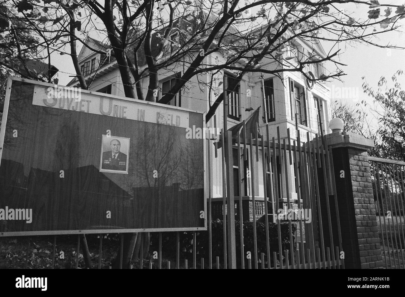 Flagge Halbmast an der russischen Botschaft wegen des Todes von Breschnew Datum: 11. November 1982 Schlüsselwörter: Botschaften, Fotos, Flaggen Personenname: Breschnew, Leonid Stockfoto