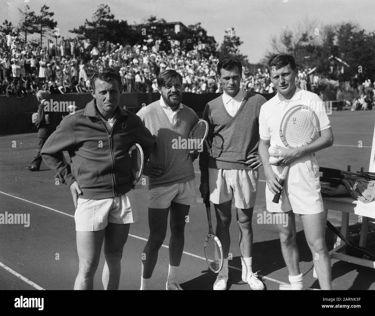 Tennis. Wimbledon Stars in Noordwijk. Von links nach rechts Huber, Österreich, Ulrich, Patty, Richardson Datum: 7. Juli 1957 Ort: Noordwijk, Österreich Schlagwörter: Tennis Persönlicher Name: Patty Stockfoto