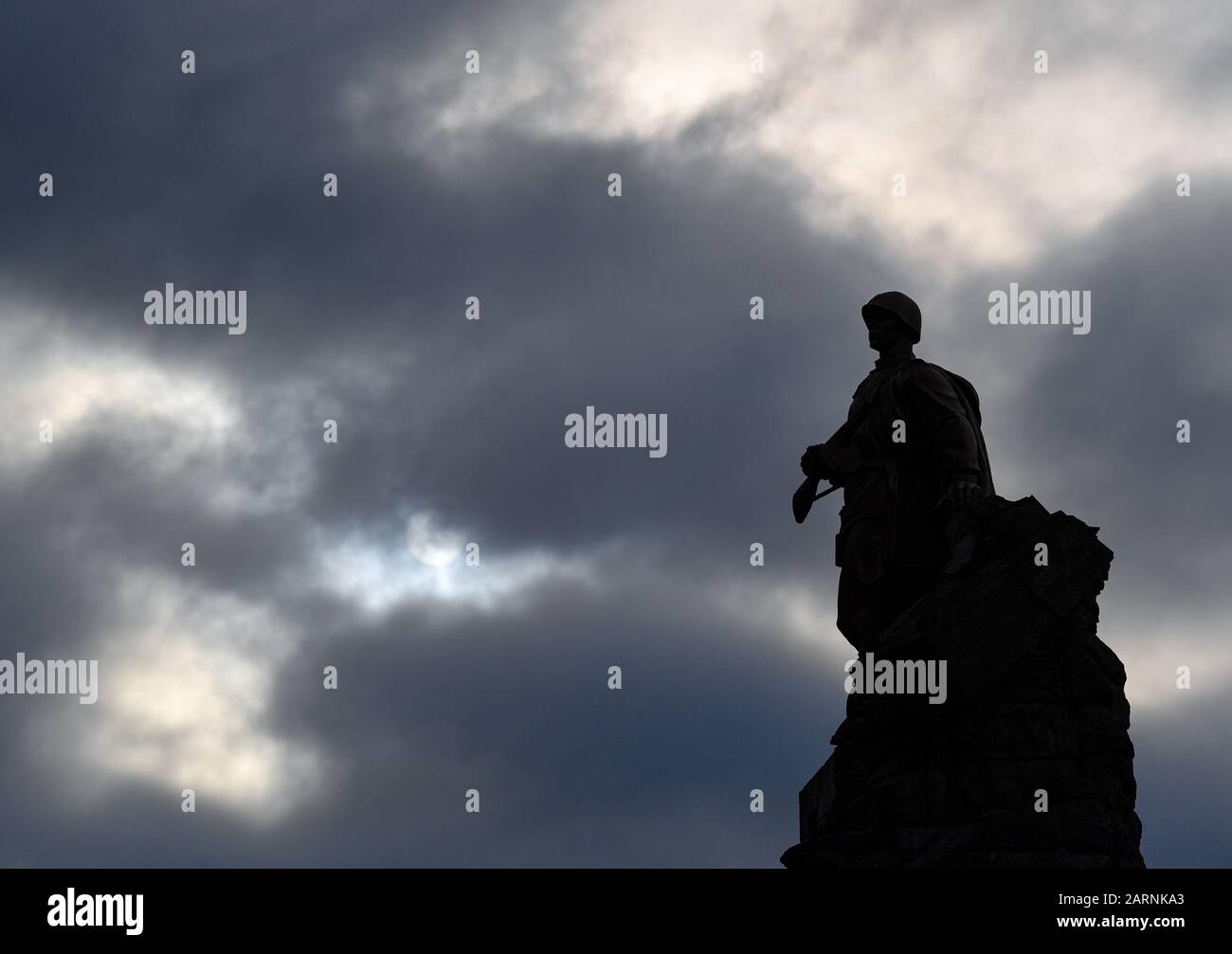 Seelow, Deutschland. Januar 2020. Gegen die Hintergrundbeleuchtung dunkler Wolken ist auf einem Sockel des Seelower Höhen Memorial die überlebensgroße Bronzeplastik eines Soldaten der Roten Armee zu sehen. Kurz vor Ende des Zweiten Weltkriegs starben in der Schlacht auf den Seelower Höhen östlich von Berlin Zehntausende Soldaten und Zivilisten in der größten Schlacht des Zweiten Weltkriegs auf deutschem Boden. Credit: Patrick Pleul / dpa-Zentralbild / ZB / dpa / Alamy Live News Stockfoto