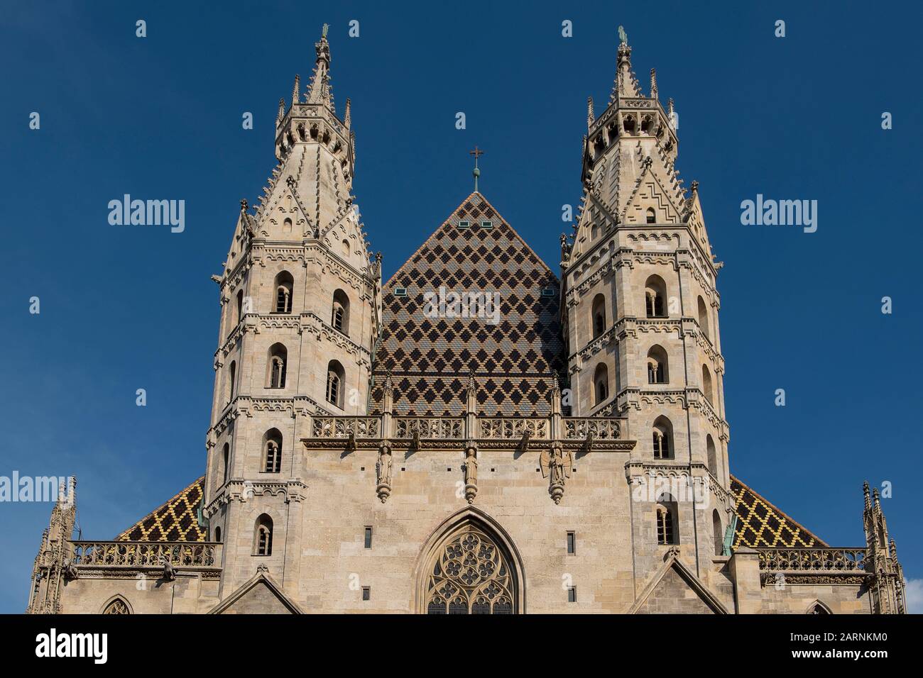 Wien, Österreich - 4. Juni 2019; Dach und Türme des Stephansdoms, der größten Kirche im Zentrum Wiens Stockfoto