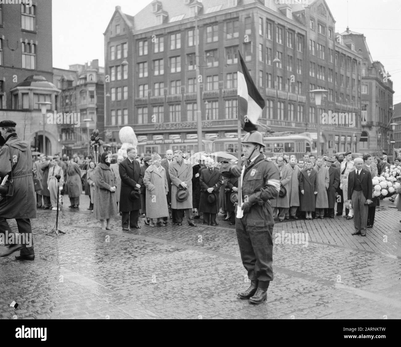 Erinnerung an den ungarischen Aufstand am Nationaldenkmal am Staudamm in Anwesenheit von Anna Kéthly und Bürgermeister Gijs van Hall Datum: 3. November 1957 Schlüsselwörter: Gedenkfeiern, Aufstände Personenname: Halle, G. van, Kethly, A. Stockfoto