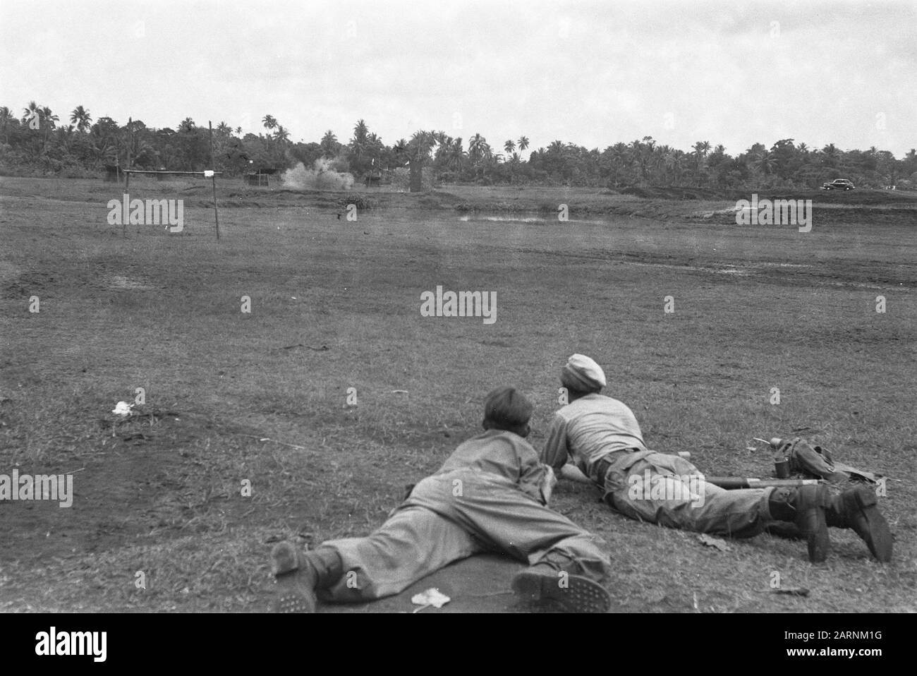 Schussdemonstrationen in Batavia mit der neuen Waffe V1 Für eine Vielzahl von Militärbehörden und Interessenten Major A.J.H. Weine der C-Division 7. Dezember bei einer Demonstration Der Starts Shooting. Diese Waffengranate, deren Erfindung nicht sofort neu ist, sondern hier im Land angewendet werden kann, weil die lokale Produktion nicht zu lange möglich ist, erwies sich als beachtliche Wirkung. In verschiedenen Positionen kann er liegend, kniend oder stehend abgeschossen werden. Die Gruppe besteht aus Kommandeur, Schütze und Helfer Datum: März 1949 Ort: Batavia, Indonesien, Jakarta, Dut Stockfoto