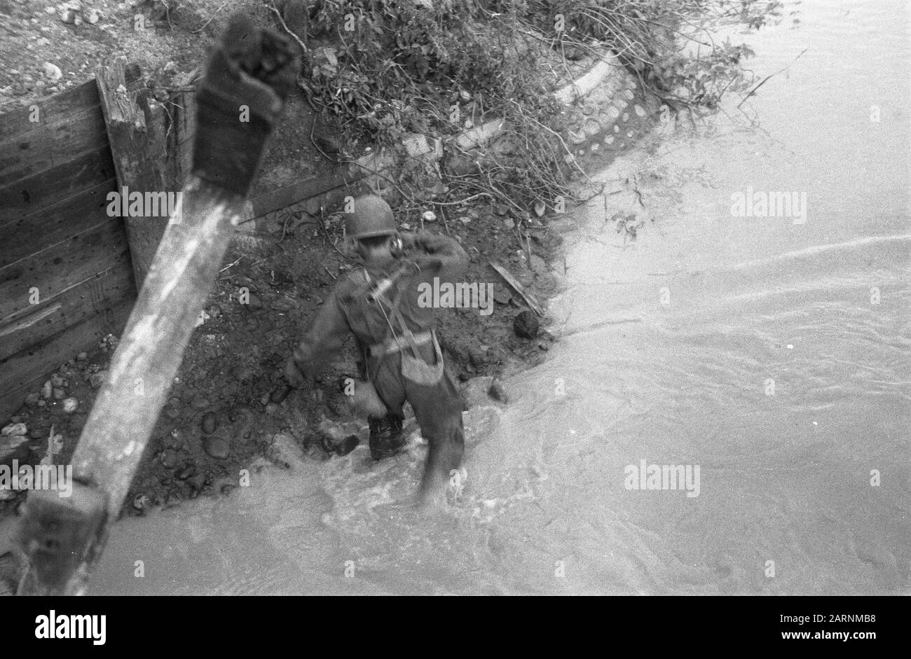 Aktion mit Panzern in der Nähe von Toba und Umgebung [EIN Militärmann überquert einen Kali und steht bis zu seinen Knöcheln im Wasser] Datum: März 1949 Ort: Indonesien, Niederländisch-Ostindien, Sumatra Stockfoto