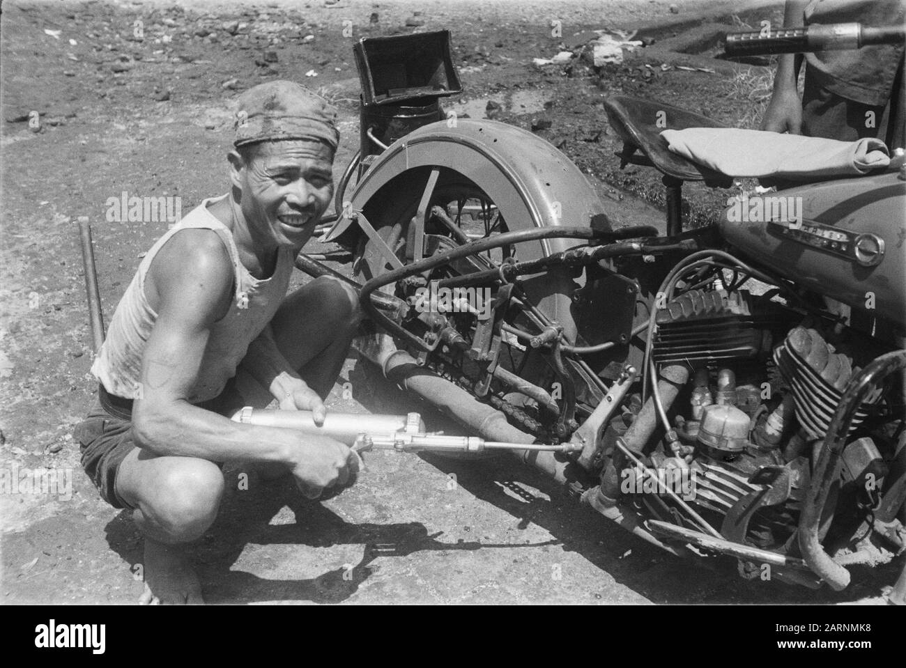 Technischer Service V-Brigade bastelt mit einem Motorrad Datum: April 1949 Standort: Indonesien, Niederländisch-Ostindien Stockfoto