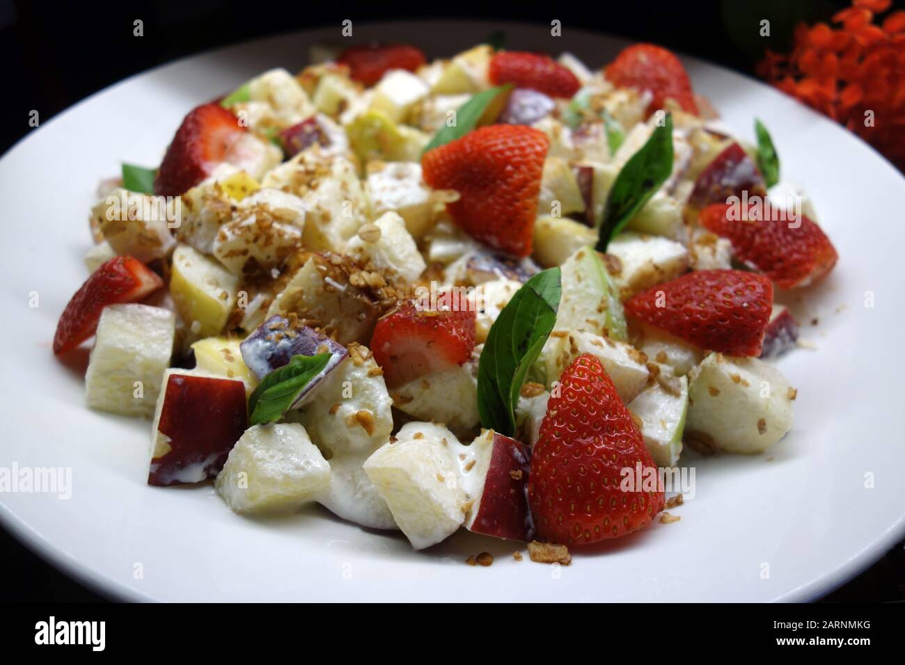 Frisch Gehackte Apfel-/Ananas-/Erdbeerfruchtsalate im Buffet im Azul Beach Resort Hotel, Puerto Morelos, Cancun, Mexiko. Stockfoto