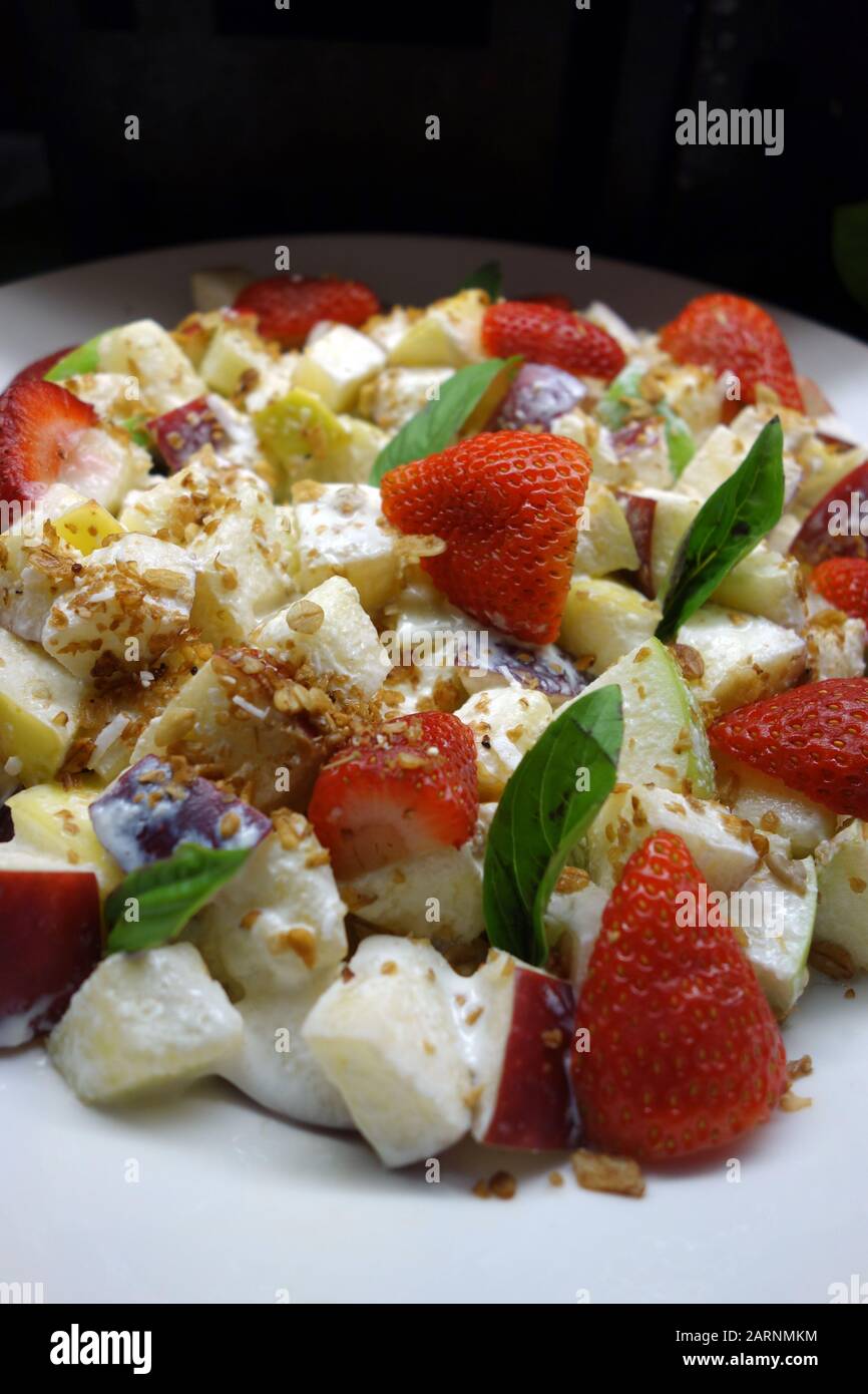 Frisch Gehackte Apfel-/Ananas-/Erdbeerfruchtsalate im Buffet im Azul Beach Resort Hotel, Puerto Morelos, Cancun, Mexiko. Stockfoto