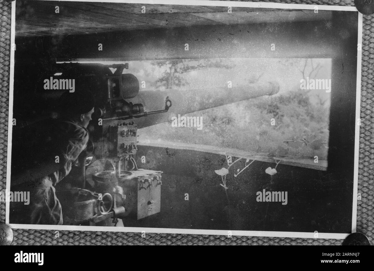 [Ein Stück Artillerie in einer Kasematte] Anmerkung: Repronegativdatum: 1947/01/01 Ort: Indonesien, Niederländisch-Ostindien Stockfoto