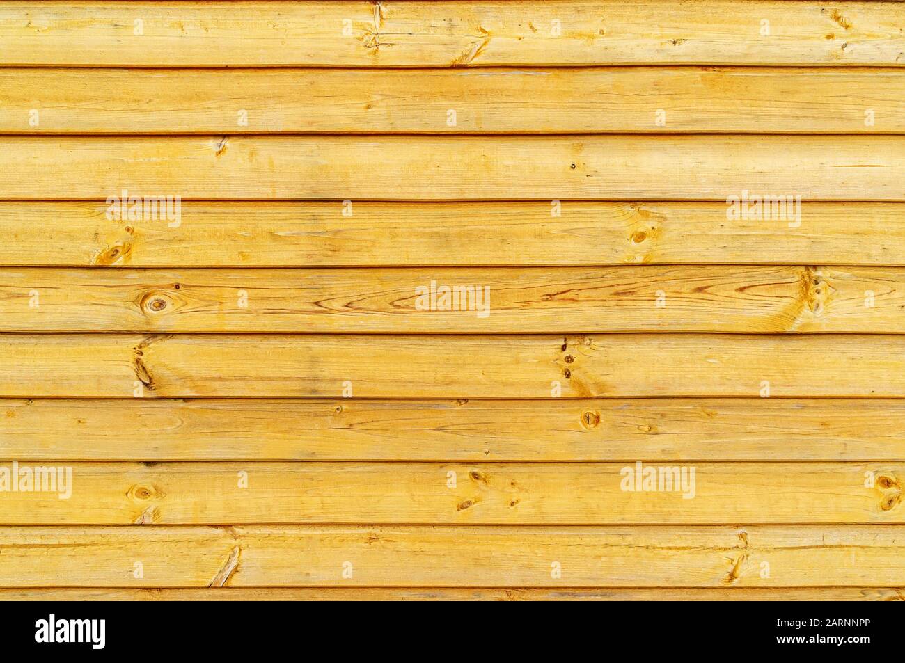 Unbehandeltes Holz, Holzgitterzaun oder Wand ohne Befestigung. Nahaufnahme. Hintergrund Stockfoto