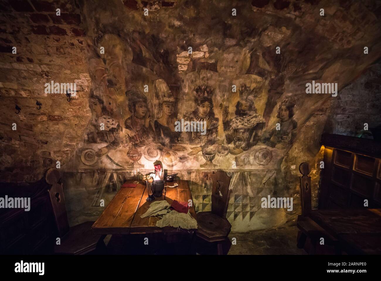 Tisch im mittelalterlichen Stil im Inneren des berühmten Restaurants Rozengrals in der Altstadt von Riga, der Hauptstadt der Republik Lettland Stockfoto