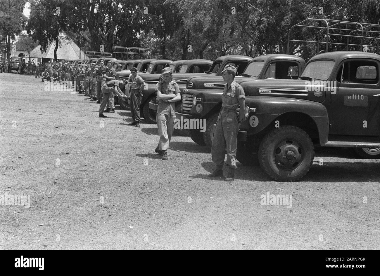 Transfer von Ngandyuk am Samstag, 12. November, wurden in Ngandyuk (East Java) 48 Ford-Trucks, 16 Motorräder, 4 Jeeps, 4 Pick-ups und 3 Kreuzautos zum TNI übertragen. In Ngandjoek wurden die Autos auf die Kapitulation überprüft [die niederländischen Fahrer sind für ihre Fahrzeuge verantwortlich] Datum: 12. November 1949 Standort: Indonesien, Java, Dutch East Indies, Ngandjoek Stockfoto