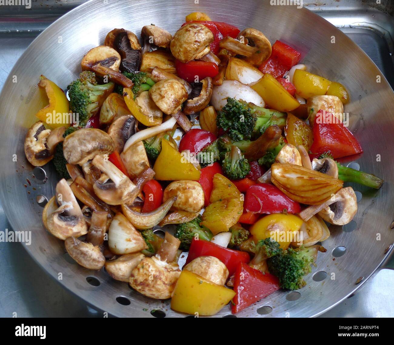 Wok mit Gemüse und Pilzen grillen Stockfoto