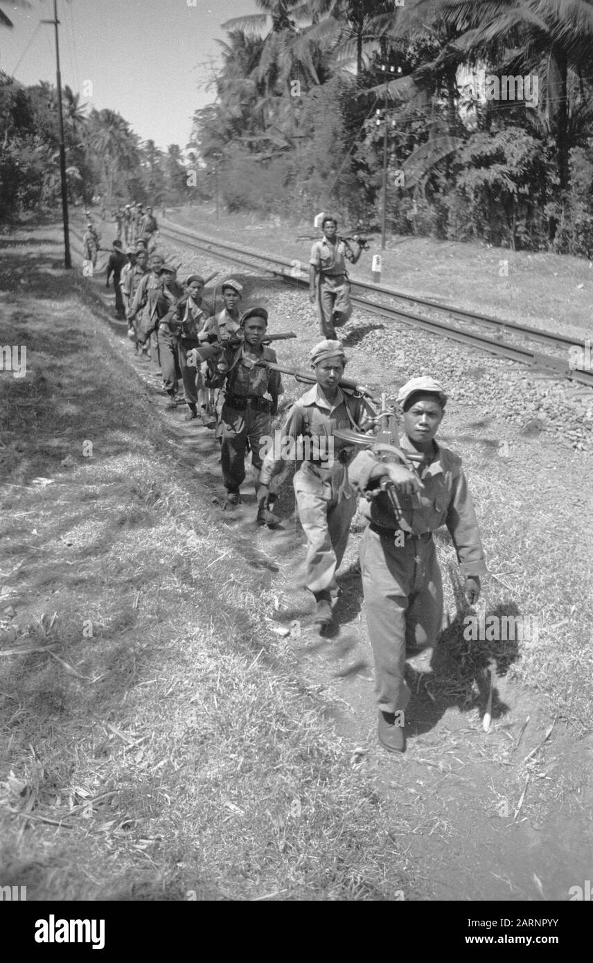 Reinigungsaktionen Brebes In der Nähe von Tegal eine Reinigungsaktion wurde von der W-Brigade durchgeführt. Die waldreiche Umgebung und die dortigen Kampongs boten noch immer einen willkommenen Platz für Terroristen und andere subversive Elemente. Deshalb war es der großen Dankbarkeit der Menschen zu begehen, dass diese Gegend einst gekämmt war. Entlang der Eisenbahnlinie rücken die Männer der Infanterie 1 in das bereits entmachtete Lagergebiet vor, um dieses Datum im Detail zu untersuchen: 4. September 1948 Ort: Indonesien, Java, Niederländische Ostindien, Tegal Stockfoto