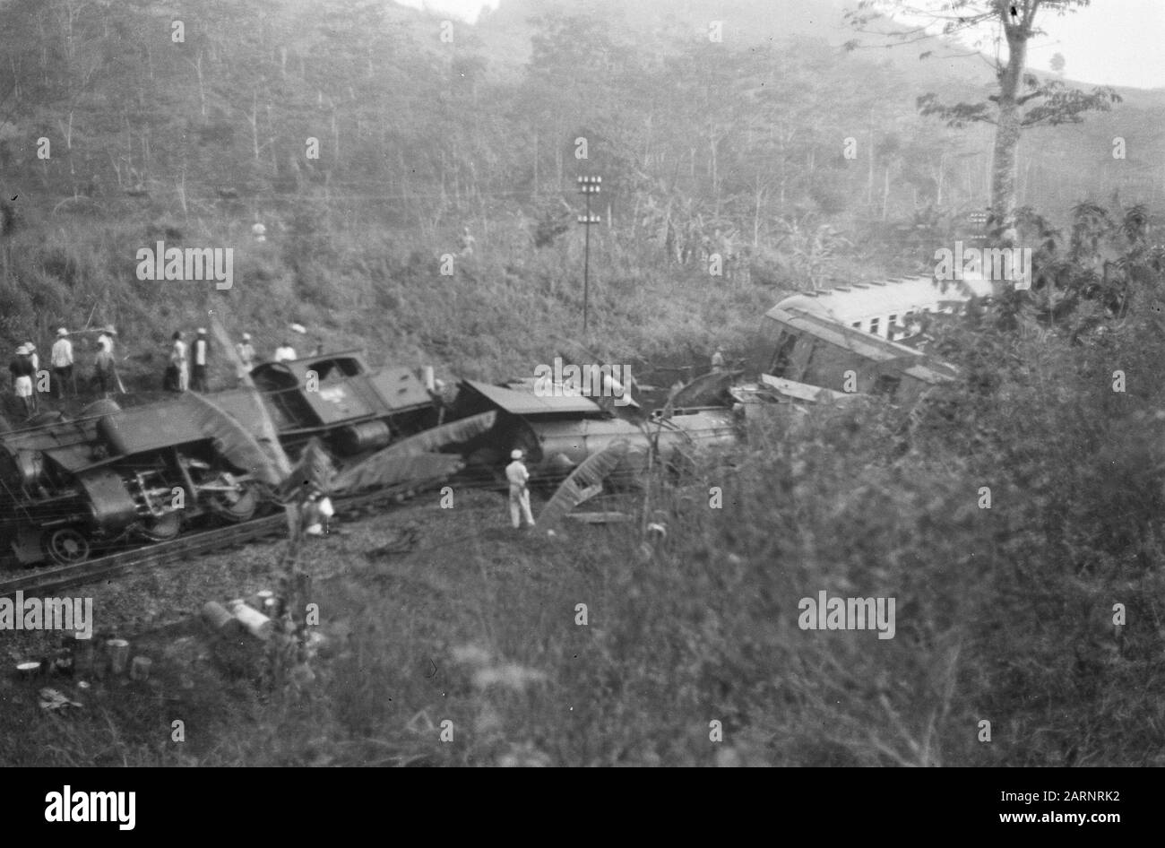 Zugunfall Poerwakarta Freitagnachmittag, 22. Oktober 1948 der Schnellzug Batavia-Bandoeng in 16,50 Stunden zwei Kilometer südlich von Poerwakarta bei Bengoal entgleiste, weil die Schienen von einer Bande von Terroristen über eine Distanz von 20 Metern gebrochen worden waren. Unmittelbar nach der Entgleisung wurde der Zug von schätzungsweise 50 Mann, die mit automatischen Waffen und Gewehren besetzt waren, unter Beschuss genommen, wobei acht Menschen getötet und 23 verwundet wurden. Da eine beträchtliche Anzahl von Soldaten mit dem Zug unterwegs war, konnte das Feuer der Bande fast sofort beantwortet werden. Das verhinderte Schlimmeres. Übersicht über die Stockfoto