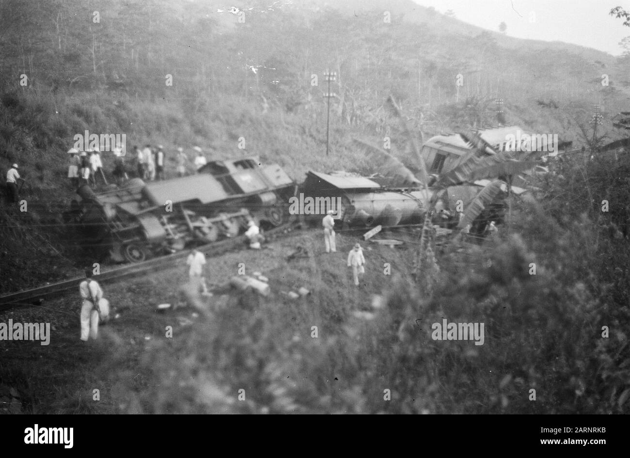 Zugunfall Poerwakarta Freitagnachmittag, 22. Oktober 1948 der Schnellzug Batavia-Bandoeng in 16,50 Stunden zwei Kilometer südlich von Poerwakarta bei Bengoal entgleiste, weil die Schienen von einer Bande von Terroristen über eine Distanz von 20 Metern gebrochen worden waren. Unmittelbar nach der Entgleisung wurde der Zug von schätzungsweise 50 Mann, die mit automatischen Waffen und Gewehren besetzt waren, unter Beschuss genommen, wobei acht Menschen getötet und 23 verwundet wurden. Da eine beträchtliche Anzahl von Soldaten mit dem Zug unterwegs war, konnte das Feuer der Bande fast sofort beantwortet werden. Das verhinderte Schlimmeres. Übersicht über die Stockfoto