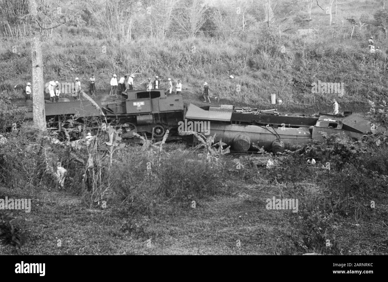 Zugunfall Poerwakarta Freitagnachmittag, 22. Oktober 1948 der Schnellzug Batavia-Bandoeng in 16,50 Stunden zwei Kilometer südlich von Poerwakarta bei Bengoal entgleiste, weil die Schienen von einer Bande von Terroristen über eine Distanz von 20 Metern gebrochen worden waren. Unmittelbar nach der Entgleisung wurde der Zug von schätzungsweise 50 Mann, die mit automatischen Waffen und Gewehren besetzt waren, unter Beschuss genommen, wobei acht Menschen getötet und 23 verwundet wurden. Da eine beträchtliche Anzahl von Soldaten mit dem Zug unterwegs war, konnte das Feuer der Bande fast sofort beantwortet werden. Das verhinderte Schlimmeres. Die beiden Bewegungsapparat Stockfoto