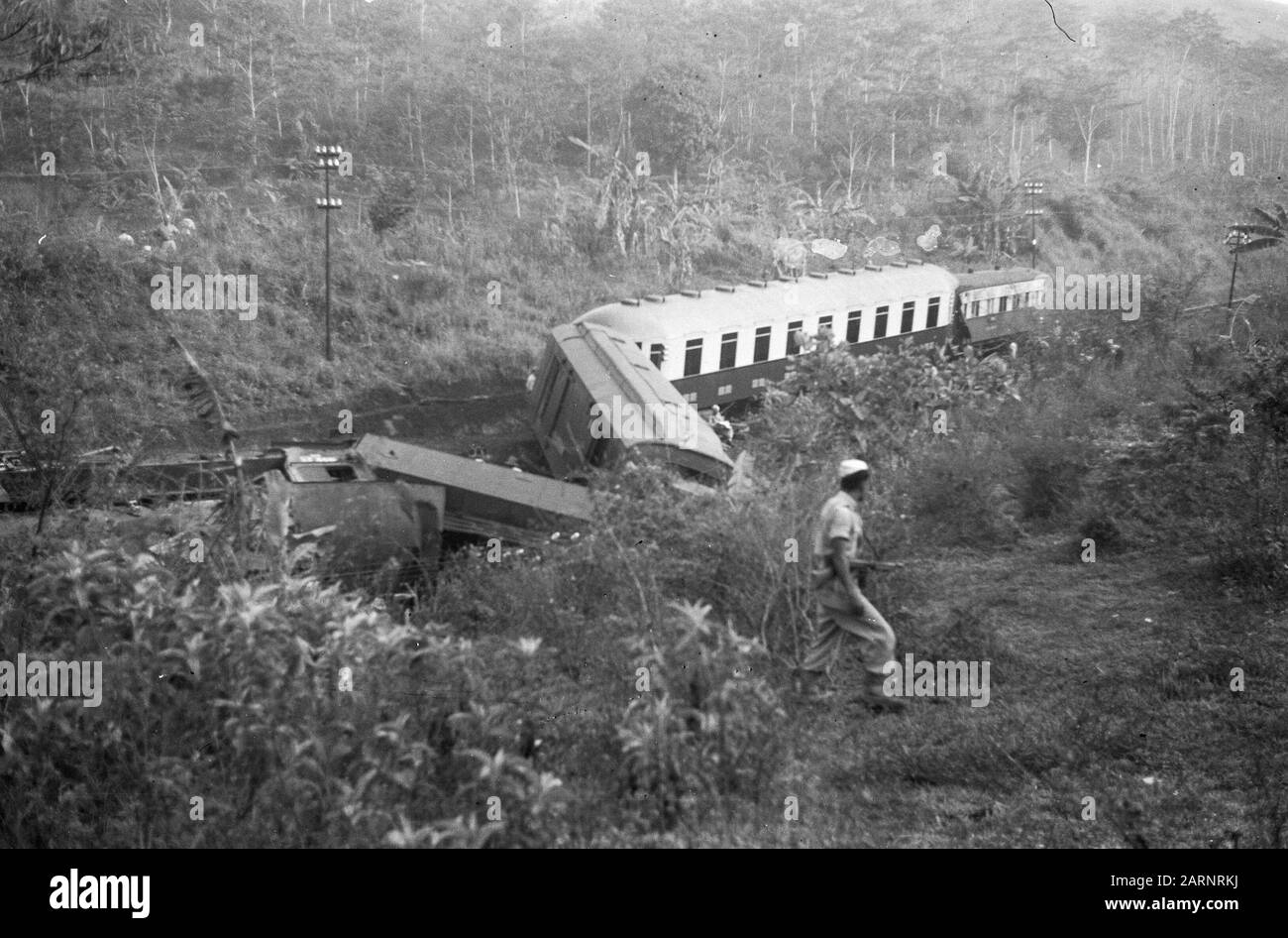 Zugunfall Poerwakarta Freitagnachmittag, 22. Oktober 1948 der Schnellzug Batavia-Bandoeng ist in 16,50 Stunden zwei Kilometer südlich von Poerwakarta, in der Nähe von Bengoal, entgleist, weil die Schienen von einer Bande von Terroristen über eine Distanz von 20 Metern durchbrochen wurden. Unmittelbar nach der Entgleisung wurde der Zug von schätzungsweise 50 Mann, die mit automatischen Waffen und Gewehren besetzt waren, unter Beschuss genommen, wobei acht Menschen getötet und 23 verwundet wurden. Da eine beträchtliche Anzahl von Soldaten mit dem Zug unterwegs war, konnte das Feuer der Bande fast sofort beantwortet werden. Das verhinderte Schlimmeres. Überblick über t Stockfoto